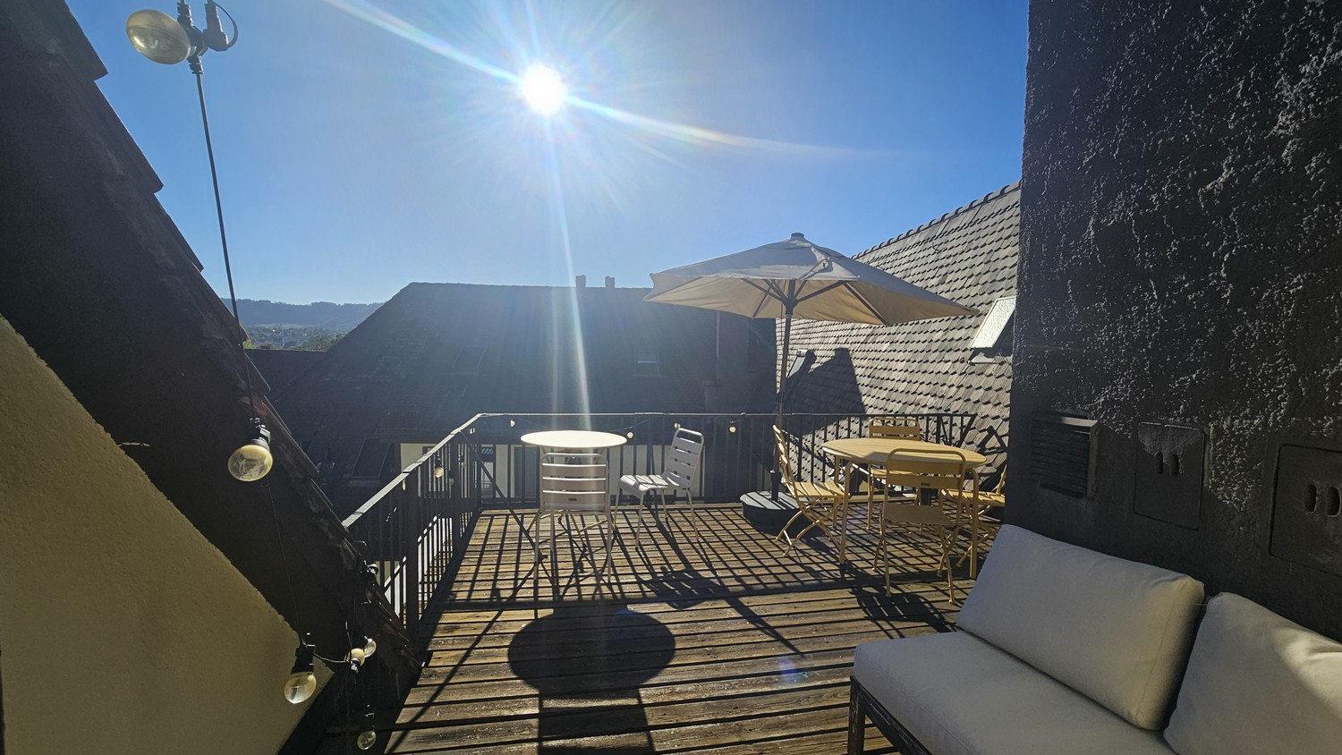 Bureau de 90m²

Le bureau se compose d'une grande pièce offrant de la place pour au moins 8 postes de travail spacieux et un coin repas avec canapé.

S'y ajoutent deux salles de réunion, une cuisine, des WC ainsi qu'une grande terrasse sur le toit avec un avant-corps et un compartiment de grenier su