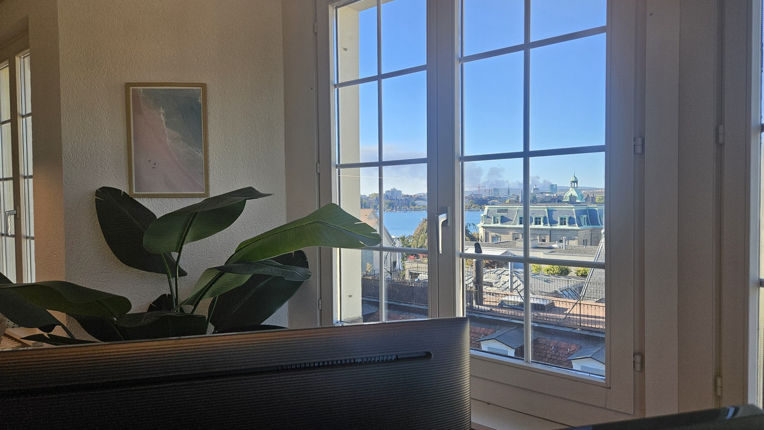 Bureau de 90m²

Le bureau se compose d'une grande pièce offrant de la place pour au moins 8 postes de travail spacieux et un coin repas avec canapé.

S'y ajoutent deux salles de réunion, une cuisine, des WC ainsi qu'une grande terrasse sur le toit avec un avant-corps et un compartiment de grenier su