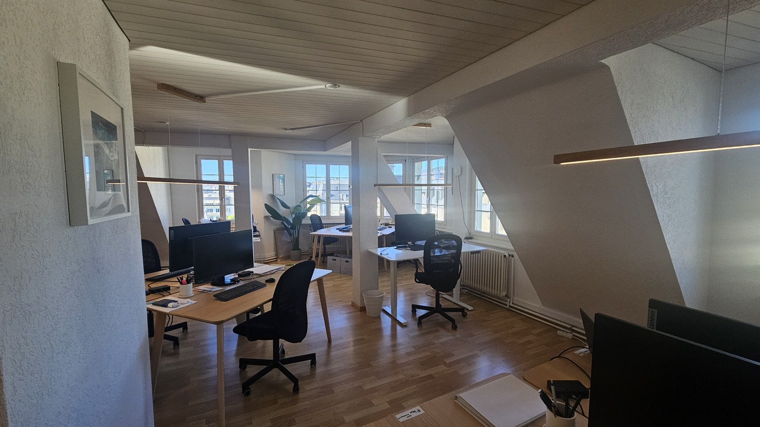 Bureau de 90m²

Le bureau se compose d'une grande pièce offrant de la place pour au moins 8 postes de travail spacieux et un coin repas avec canapé.

S'y ajoutent deux salles de réunion, une cuisine, des WC ainsi qu'une grande terrasse sur le toit avec un avant-corps et un compartiment de grenier su