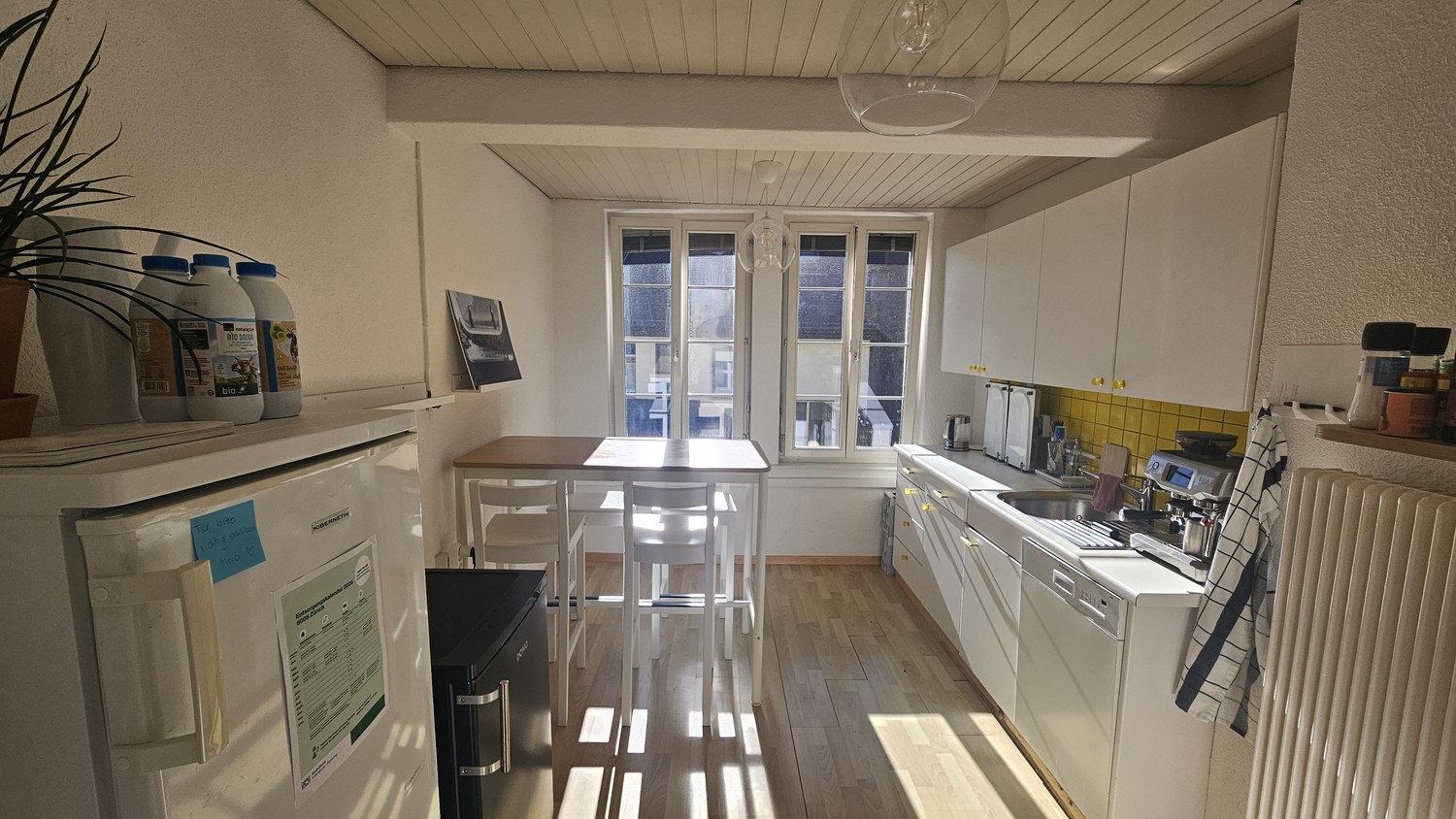 Bureau de 90m²

Le bureau se compose d'une grande pièce offrant de la place pour au moins 8 postes de travail spacieux et un coin repas avec canapé.

S'y ajoutent deux salles de réunion, une cuisine, des WC ainsi qu'une grande terrasse sur le toit avec un avant-corps et un compartiment de grenier su