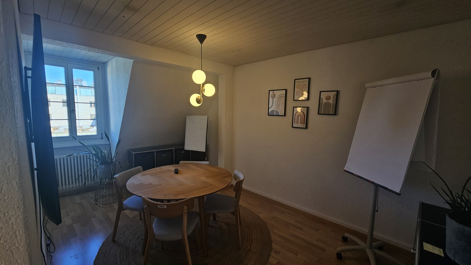 Bureau de 90m²

Le bureau se compose d'une grande pièce offrant de la place pour au moins 8 postes de travail spacieux et un coin repas avec canapé.

S'y ajoutent deux salles de réunion, une cuisine, des WC ainsi qu'une grande terrasse sur le toit avec un avant-corps et un compartiment de grenier su