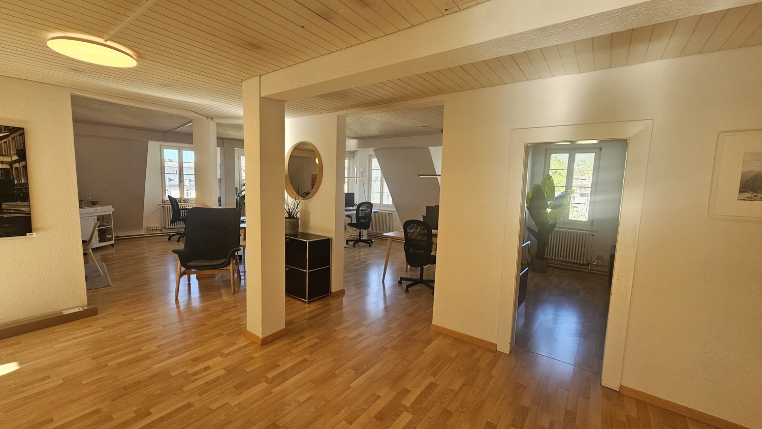 Bureau de 90m²

Le bureau se compose d'une grande pièce offrant de la place pour au moins 8 postes de travail spacieux et un coin repas avec canapé.

S'y ajoutent deux salles de réunion, une cuisine, des WC ainsi qu'une grande terrasse sur le toit avec un avant-corps et un compartiment de grenier su