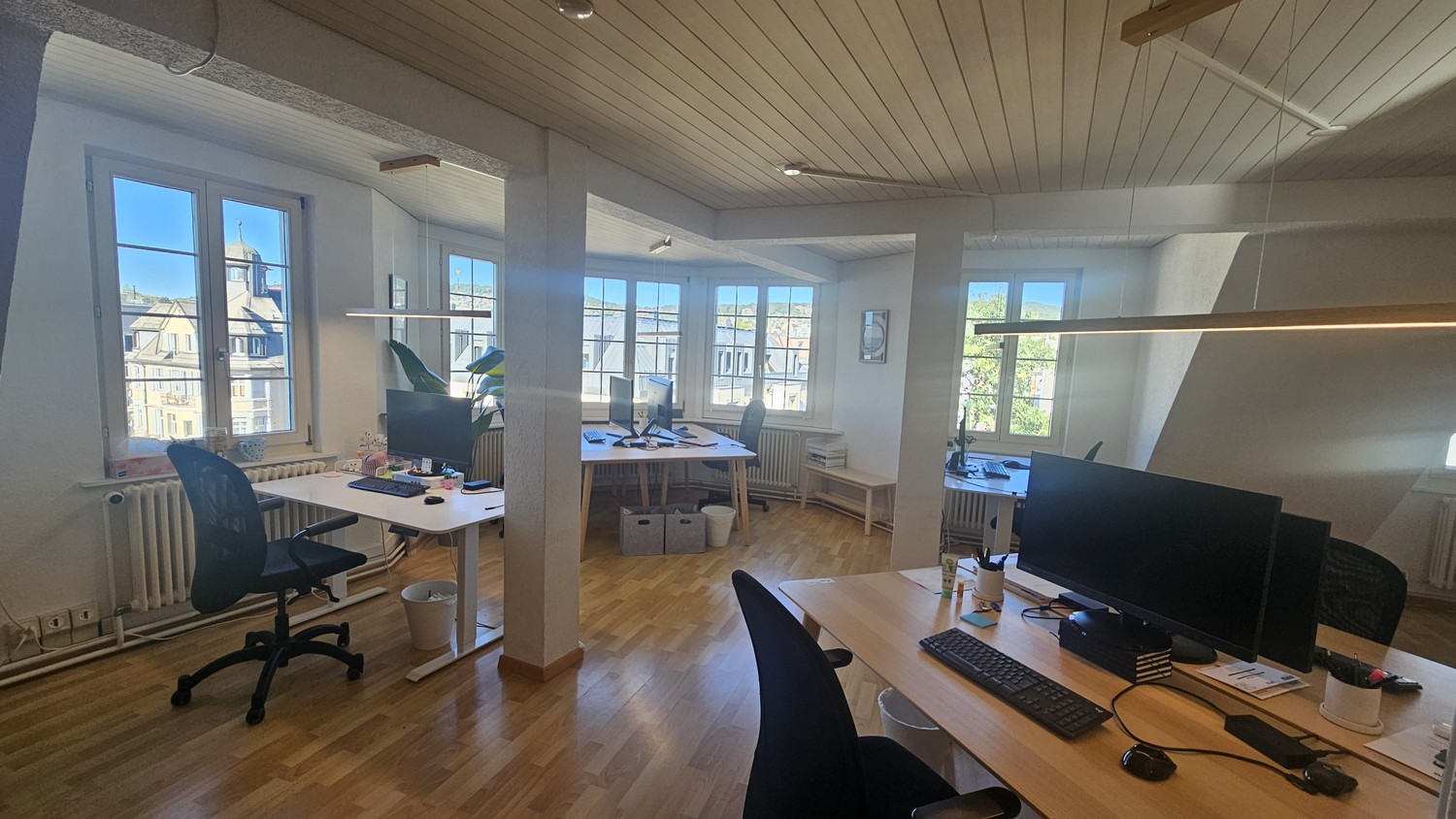Bureau de 90m²

Le bureau se compose d'une grande pièce offrant de la place pour au moins 8 postes de travail spacieux et un coin repas avec canapé.

S'y ajoutent deux salles de réunion, une cuisine, des WC ainsi qu'une grande terrasse sur le toit avec un avant-corps et un compartiment de grenier su