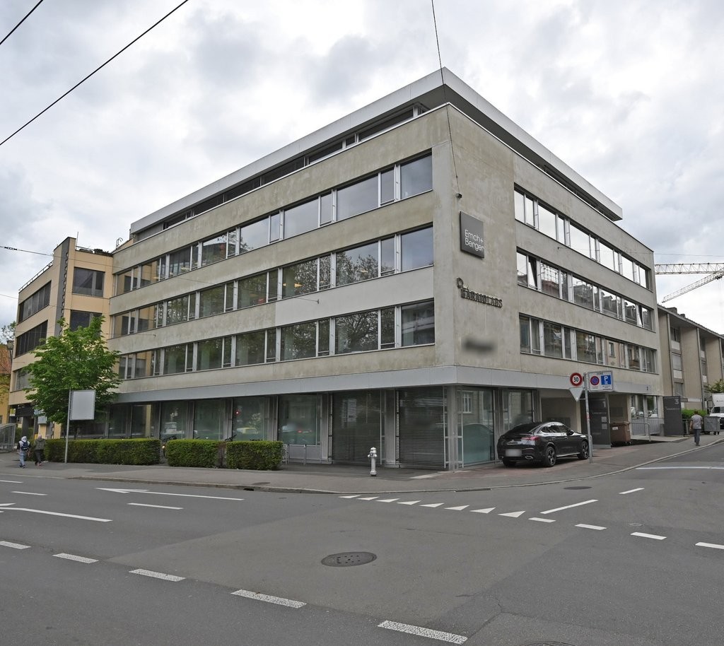Bureau de 242m², photo 1 sur 8