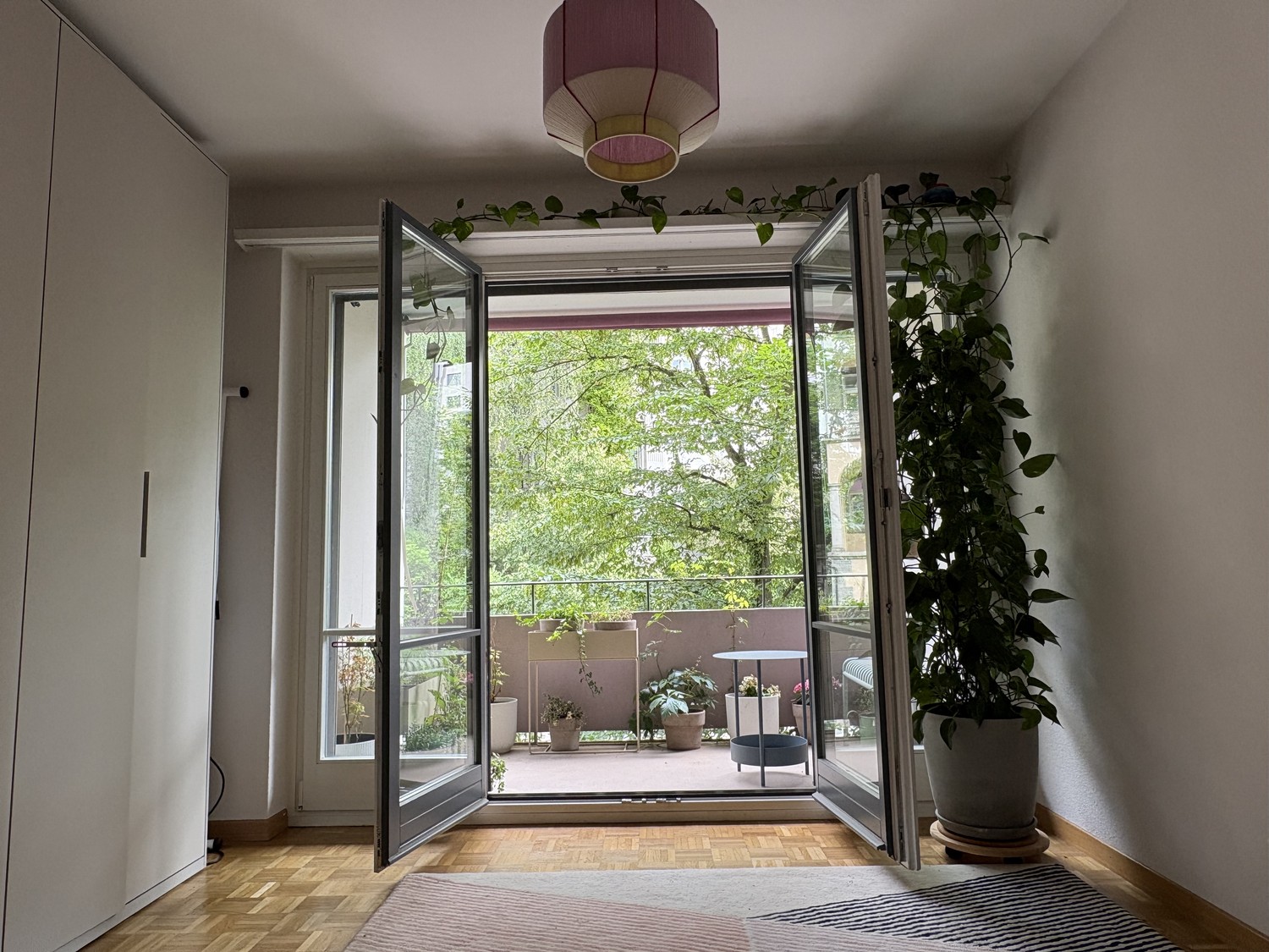 Appartement de 3 ½ pièces

Spacieux et magnifiquement meublé, cet appartement de 78 m² au cœur de Zurich est idéal pour les universitaires et les professionnels en visite. Situé au 3ème étage (avec ascenseur), l'appartement offre un grand salon-salle à manger ensoleillé, un bureau séparé, une chambr, photo 2 sur 6