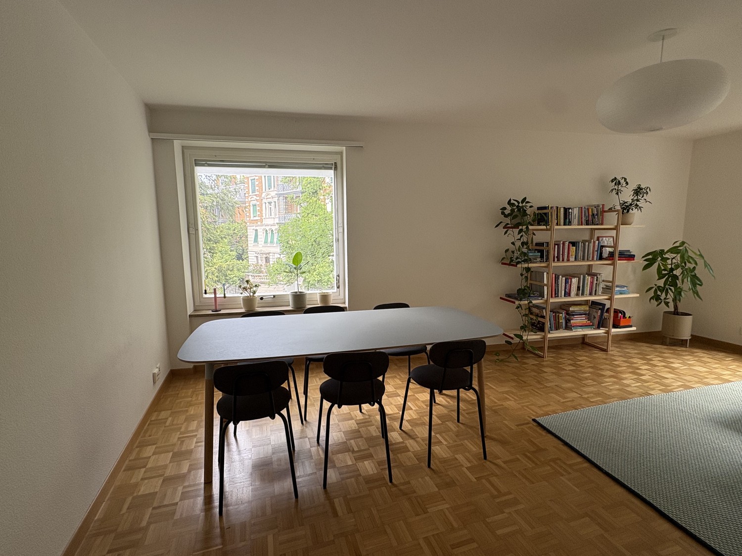 Appartement de 3 ½ pièces

Spacieux et magnifiquement meublé, cet appartement de 78 m² au cœur de Zurich est idéal pour les universitaires et les professionnels en visite. Situé au 3ème étage (avec ascenseur), l'appartement offre un grand salon-salle à manger ensoleillé, un bureau séparé, une chambr, photo 1 sur 6