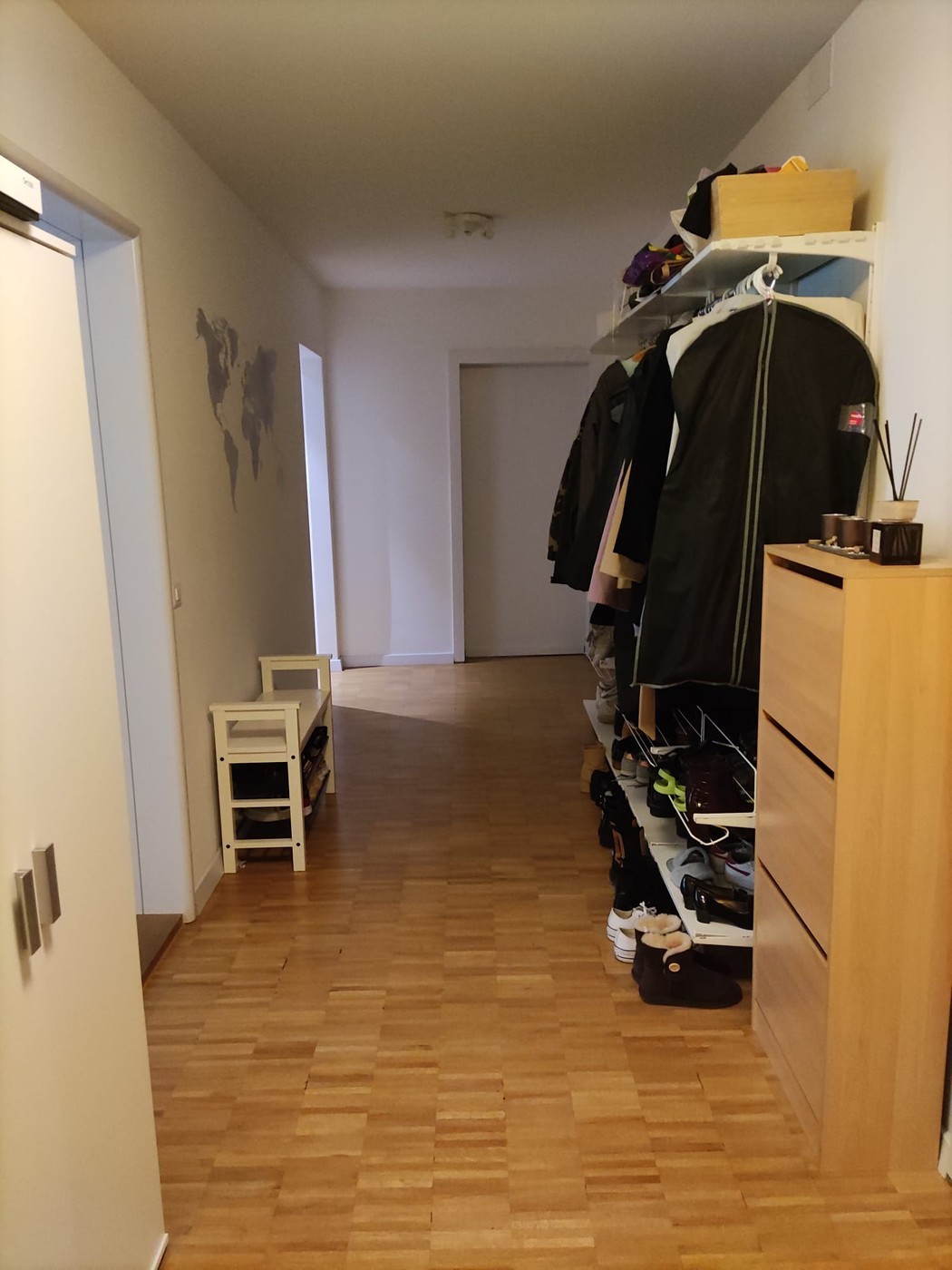 Chambre en colocation en raison d'un voyage à l'étranger du 16 octobre au 14 novembre 2026 dans une colocation de 4 personnes près de la gare de Lucerne. L'appartement et la chambre sont entièrement meublés. L'appartement dispose d'un salon de 28m2, d'une grande cuisine moderne, d'un balcon et d'une