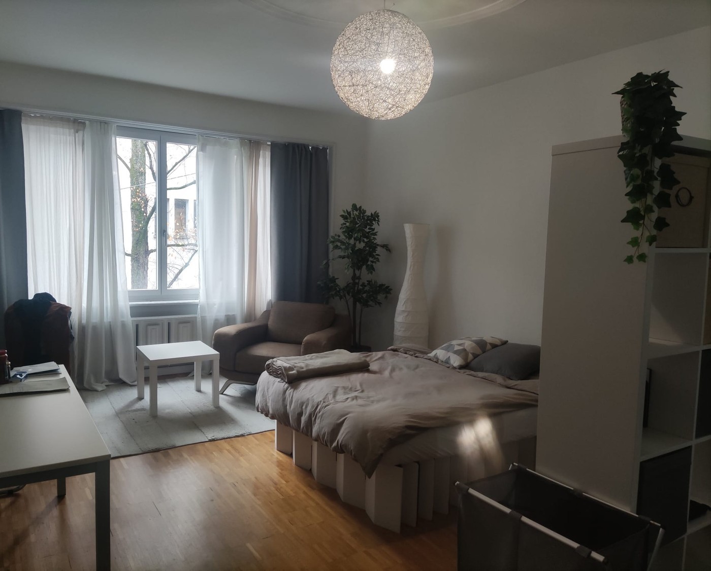 Chambre en colocation en raison d'un voyage à l'étranger du 16 octobre au 14 novembre 2026 dans une colocation de 4 personnes près de la gare de Lucerne. L'appartement et la chambre sont entièrement meublés. L'appartement dispose d'un salon de 28m2, d'une grande cuisine moderne, d'un balcon et d'une