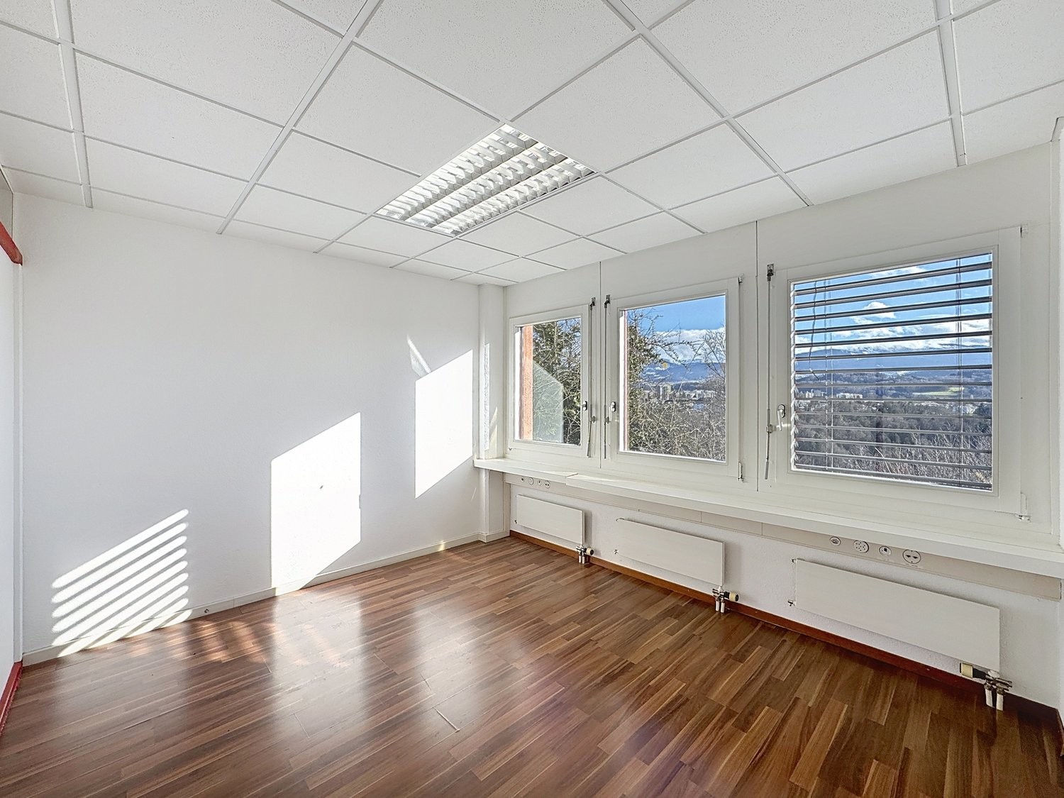 145m² shop, photo 2 sur 6