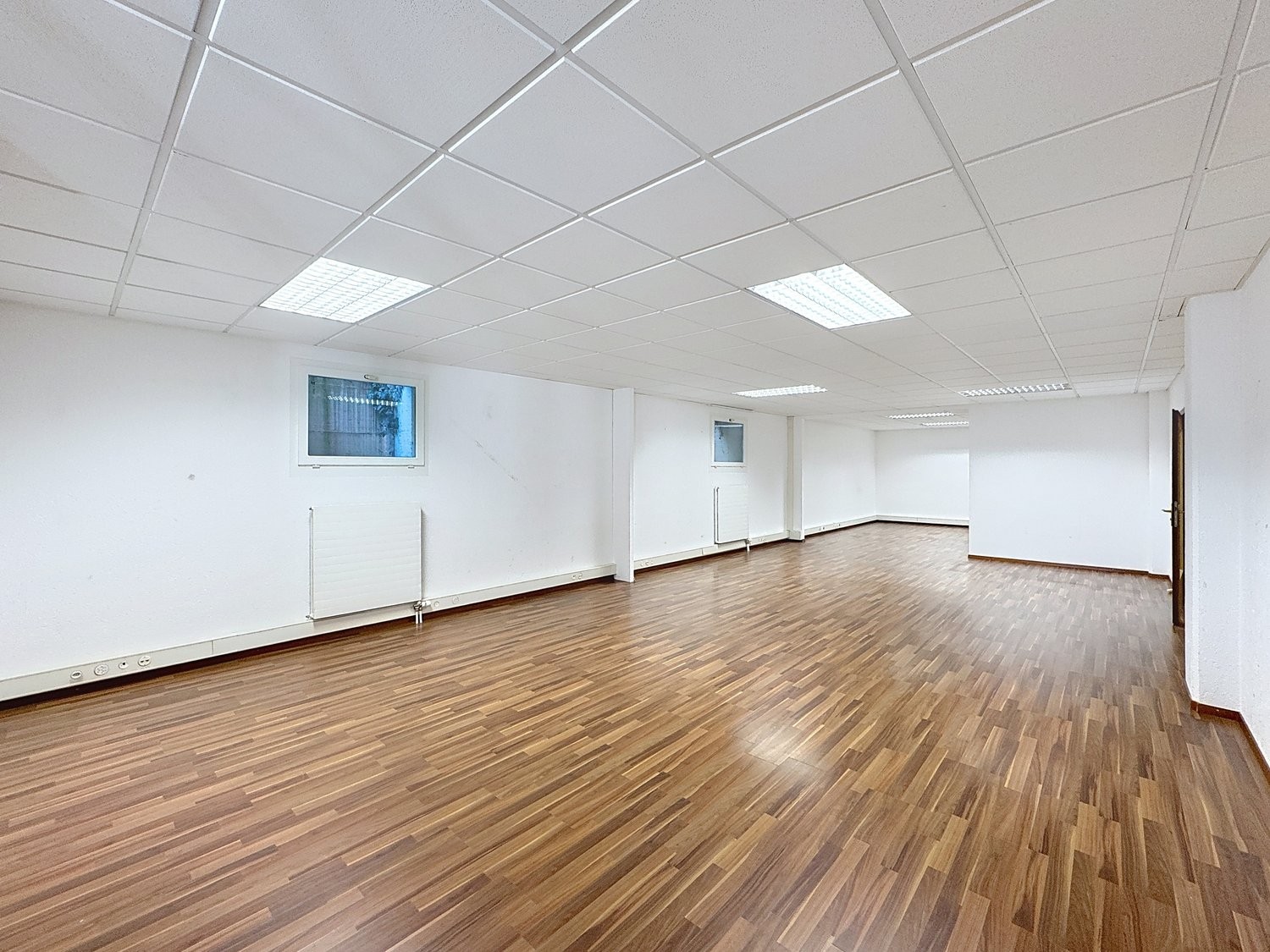 145m² shop, photo 1 sur 6