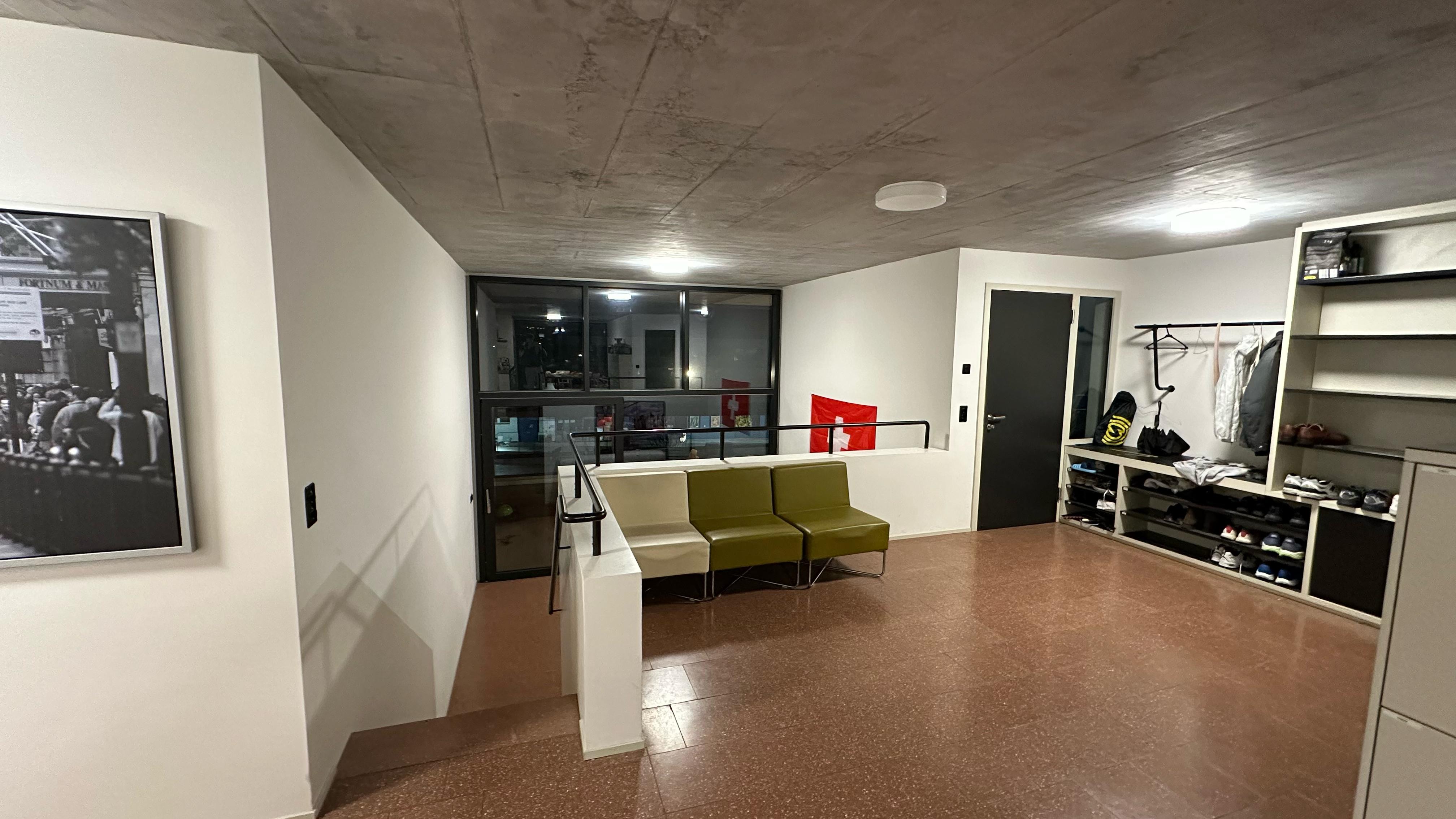 Recherche de prochain locataire principal

Cette chambre de 15 m² est située à Cäsar-Ritz-Strasse 1-7, 8046 Zürich. Elle est disponible dès le 09.10.2026 et fait partie d'une colocation avec 6 colocataires. Le loyer mensuel est de 548 CHF.