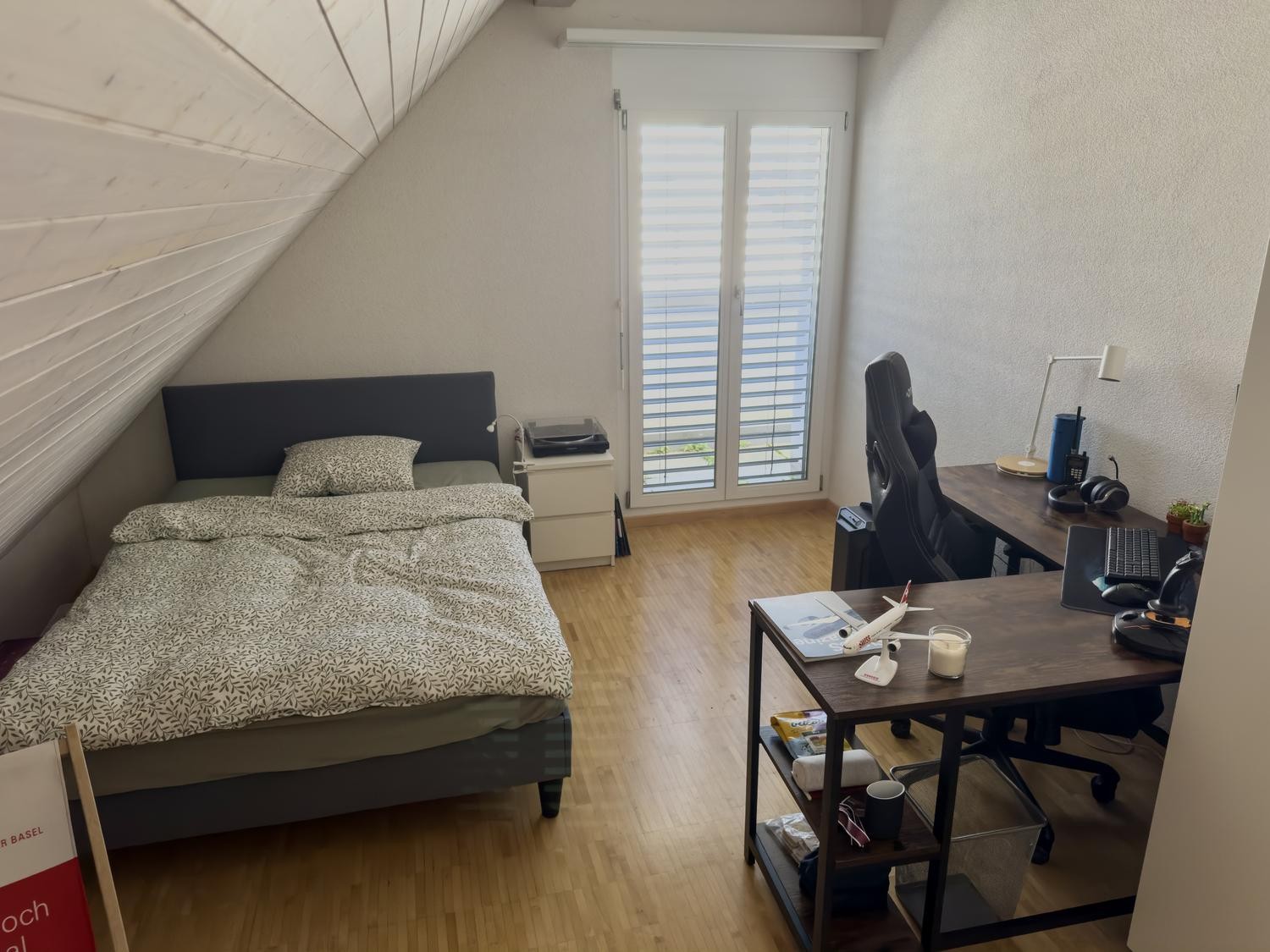 Chambre dans une colocation de 5 personnes sympathique cherche un sous-locataire pour la période de décembre 2026 à avril 2027. La chambre se trouve dans un appartement en duplex lumineux, parfaitement équipé et propre, d'une surface totale de 200qm., photo 1 sur 2