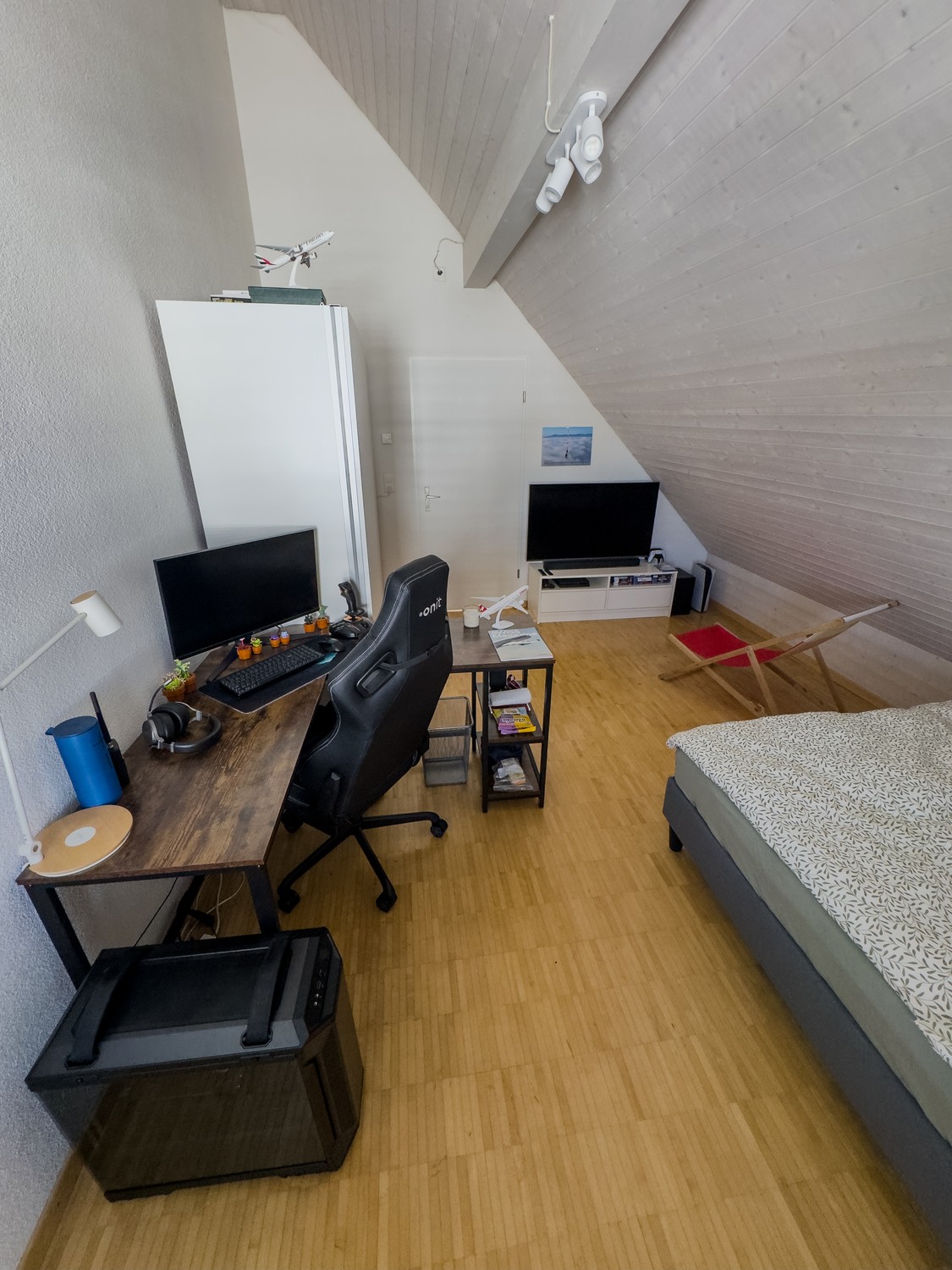Chambre dans une colocation de 5 personnes sympathique cherche un sous-locataire pour la période de décembre 2026 à avril 2027. La chambre se trouve dans un appartement en duplex lumineux, parfaitement équipé et propre, d'une surface totale de 200qm., photo 2 sur 2