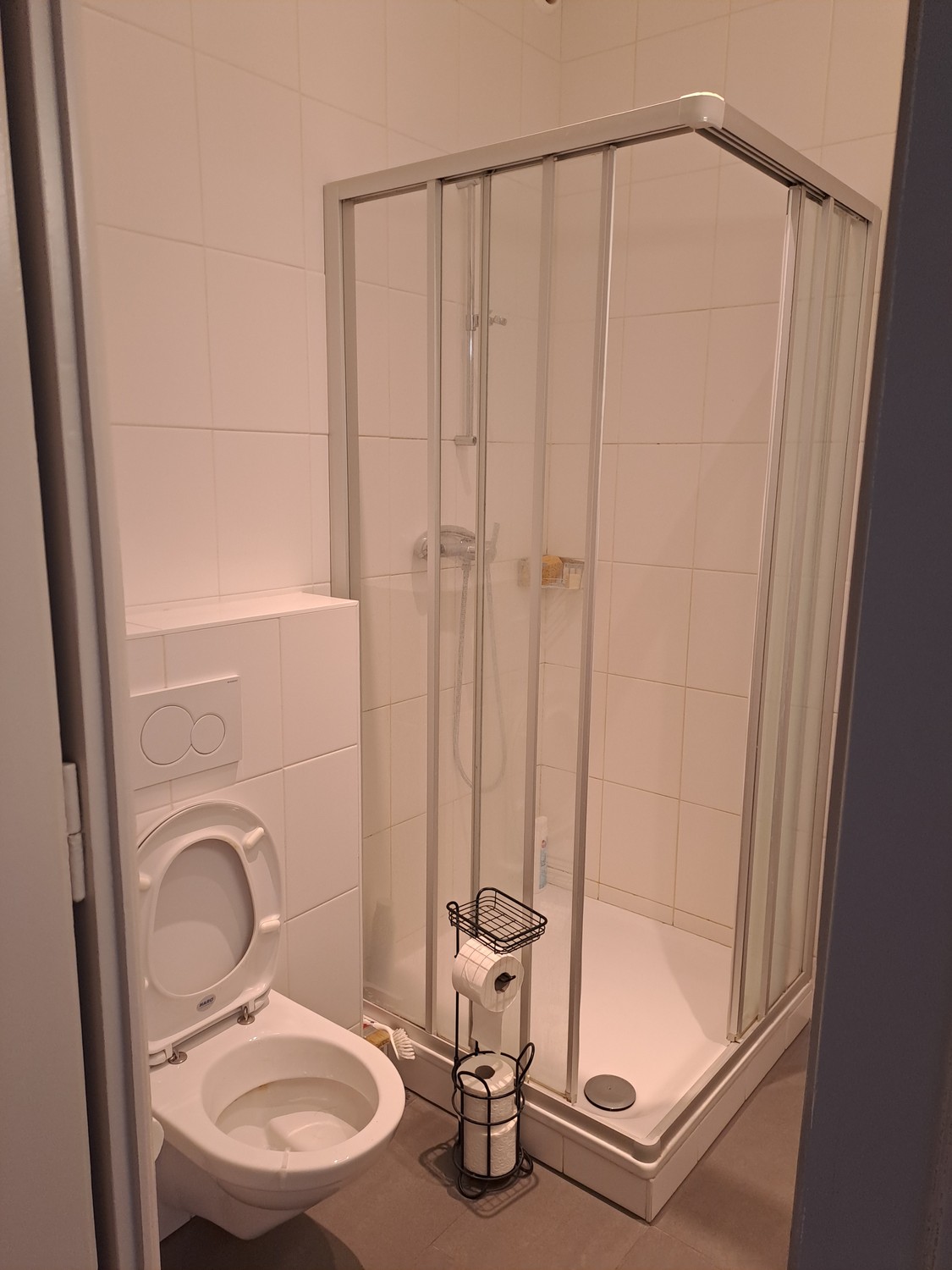 Appartement de 2 pièces

Durée limitée (2 semaines minimum), prolongation possible.  
  
1790 CHF/mois, toutes charges comprises (eau, chauffage).  
  
Confortable appartement de 2 pièces de 50 m2 au rez-de-chaussée, entièrement meublé : canapé, table à manger et chaises, armoire, lit avec draps, cu, photo 2 sur 4