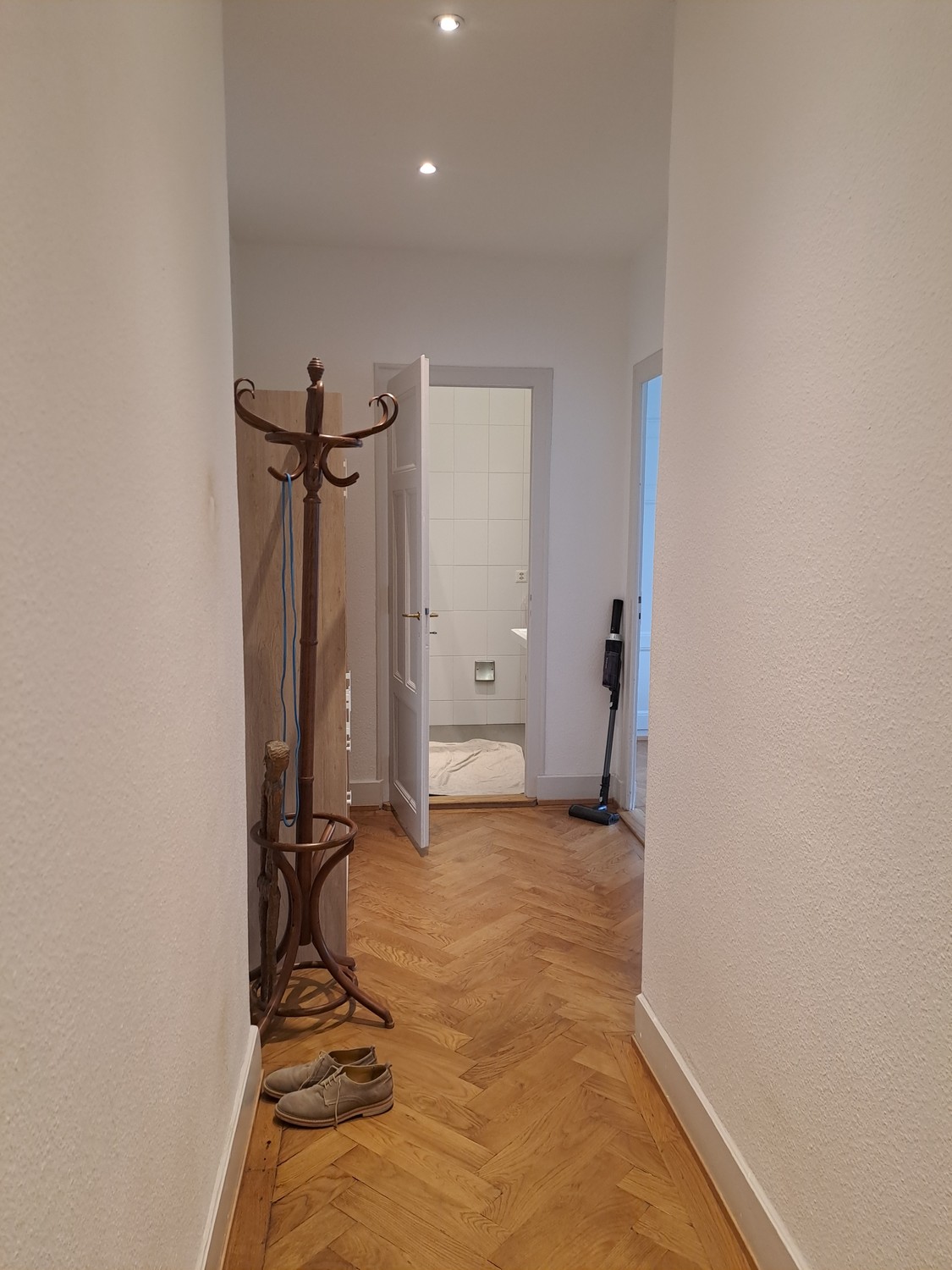 Appartement de 2 pièces

Durée limitée (2 semaines minimum), prolongation possible.  
  
1790 CHF/mois, toutes charges comprises (eau, chauffage).  
  
Confortable appartement de 2 pièces de 50 m2 au rez-de-chaussée, entièrement meublé : canapé, table à manger et chaises, armoire, lit avec draps, cu, photo 4 sur 4