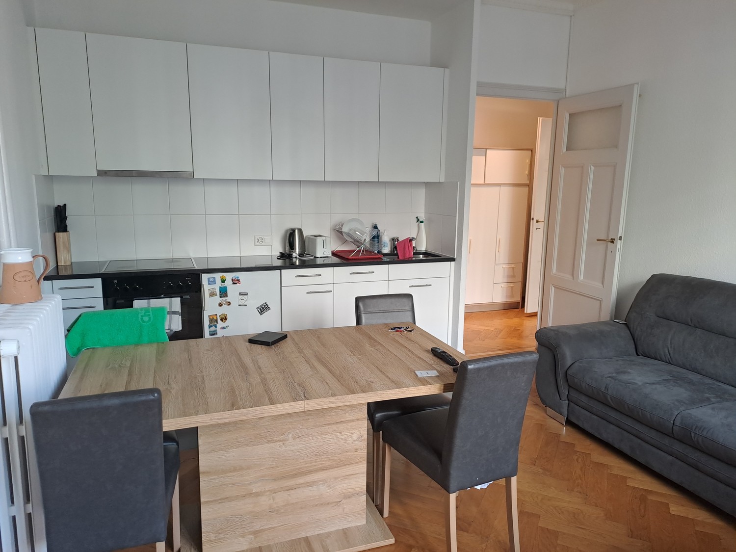 Appartement de 2 pièces

Durée limitée (2 semaines minimum), prolongation possible.  
  
1790 CHF/mois, toutes charges comprises (eau, chauffage).  
  
Confortable appartement de 2 pièces de 50 m2 au rez-de-chaussée, entièrement meublé : canapé, table à manger et chaises, armoire, lit avec draps, cu, photo 1 sur 4