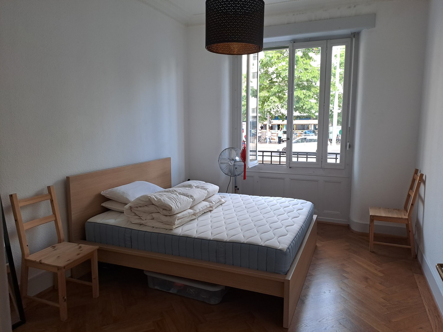 Appartement de 2 pièces

Durée limitée (2 semaines minimum), prolongation possible.  
  
1790 CHF/mois, toutes charges comprises (eau, chauffage).  
  
Confortable appartement de 2 pièces de 50 m2 au rez-de-chaussée, entièrement meublé : canapé, table à manger et chaises, armoire, lit avec draps, cu, photo 3 sur 4