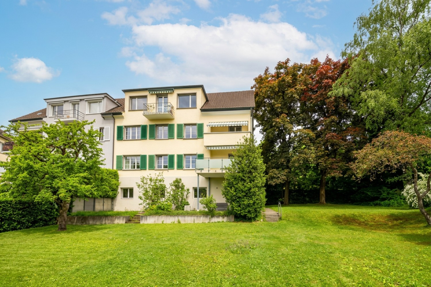 Garage individuelle

Nous louons immédiatement ou à convenir une garage individuelle à la Rosenbühlstrasse 25 à Zürich.

Avez-vous suscité votre intérêt ? Nous nous réjouissons de votre demande via le formulaire de contact de la plateforme.