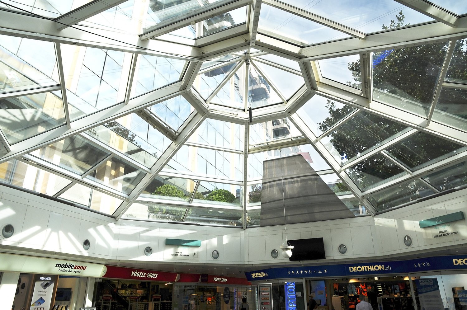 240m² shop, photo 2 sur 3