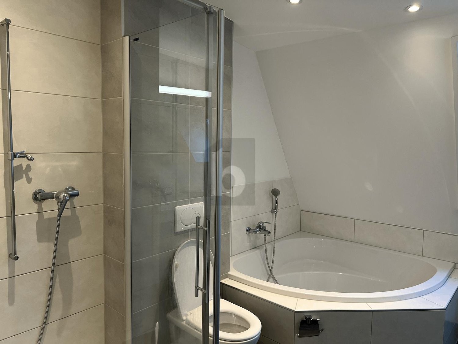 Appartement mansardé de 4 ½ pièces, photo 3 sur 4