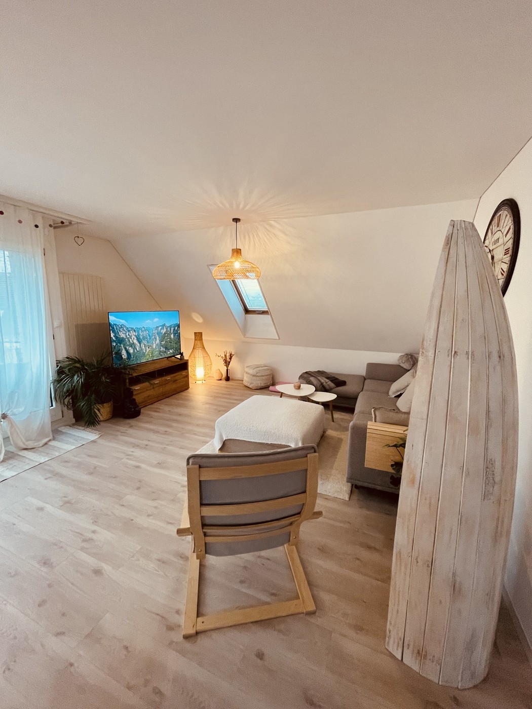 Grand appartement de 2,5 pièces calme à louer

Vous recherchez un appartement confortable et calme pour la période de décembre à mars ou selon accord ? Alors n'hésitez pas à me contacter ! :)

Ce grand appartement de 2,5 pièces vous offre ce qui suit :

- appartement meublé et entièrement équipé

- 