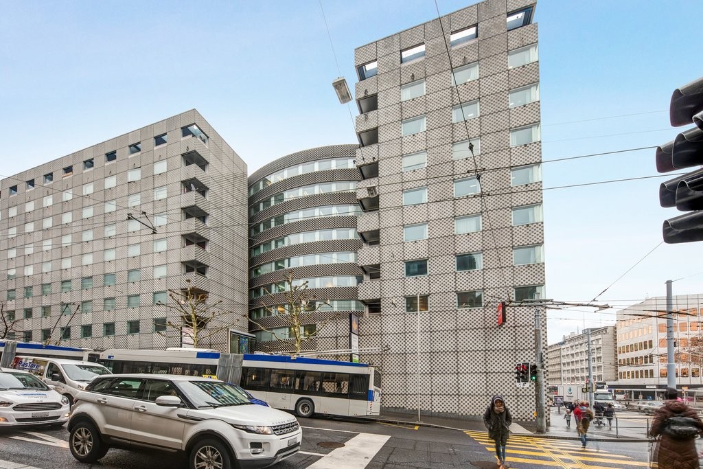 380m² office