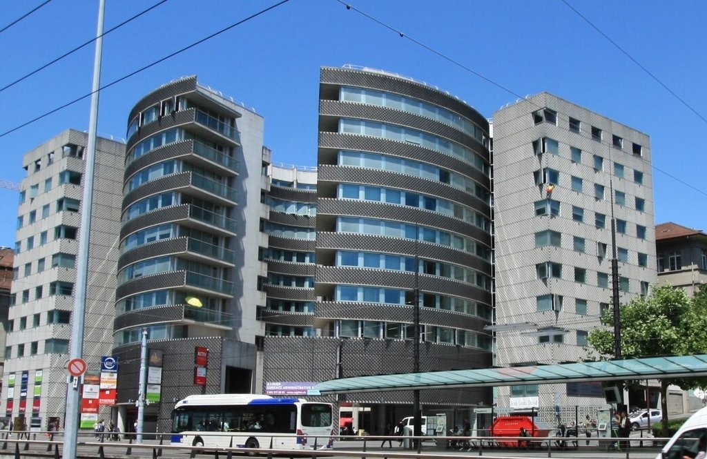 380m² office