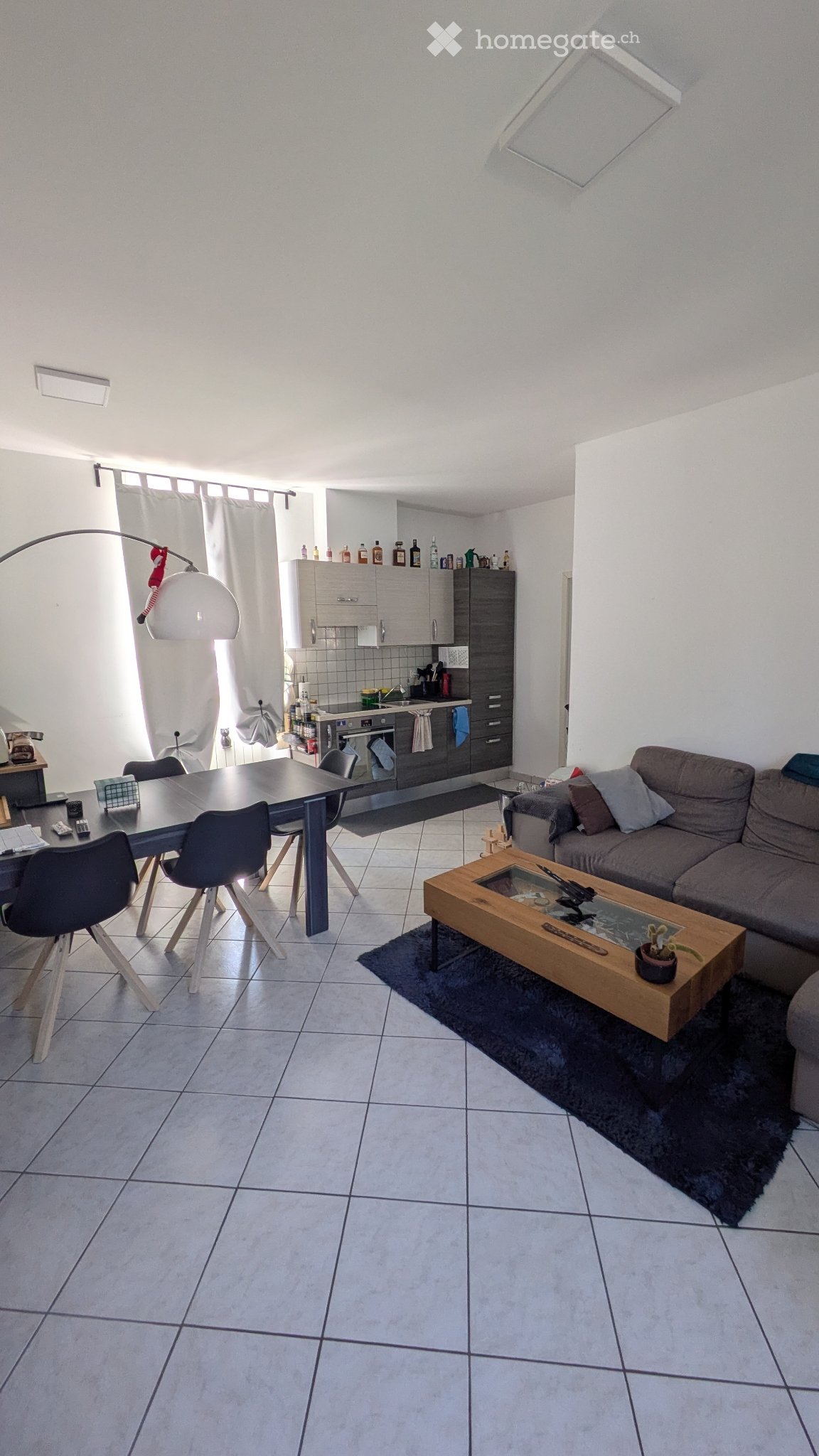 Appartement de 2 ½ pièces

Recherche repreneur pour un appartement d'environ 40 mètres carrés et 2.5 pièces situé Via Passerella 2A, Bellinzona.
L'immeuble se trouve dans une position très pratique, à seulement 2 minutes à pied de la gare ferroviaire et du supermarché, situé au rez-de-chaussée et av, photo 1 sur 5