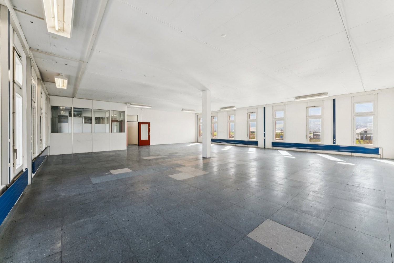 200m² commercial