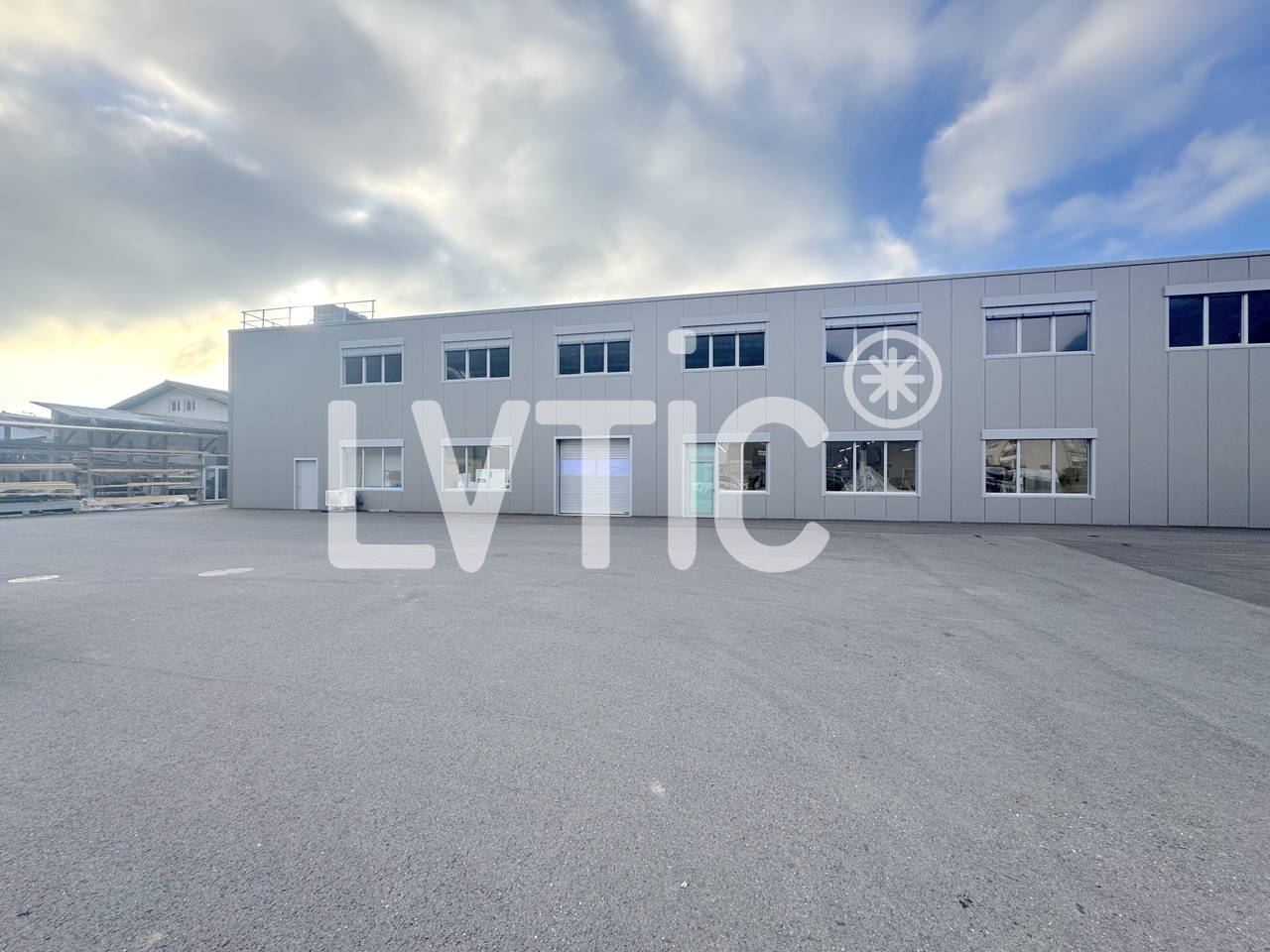 565m² storage room