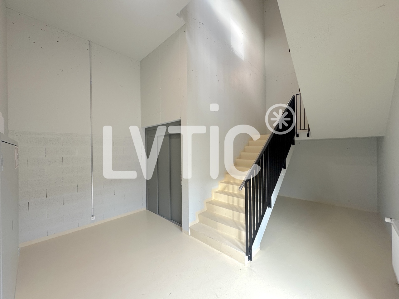 565m² storage room