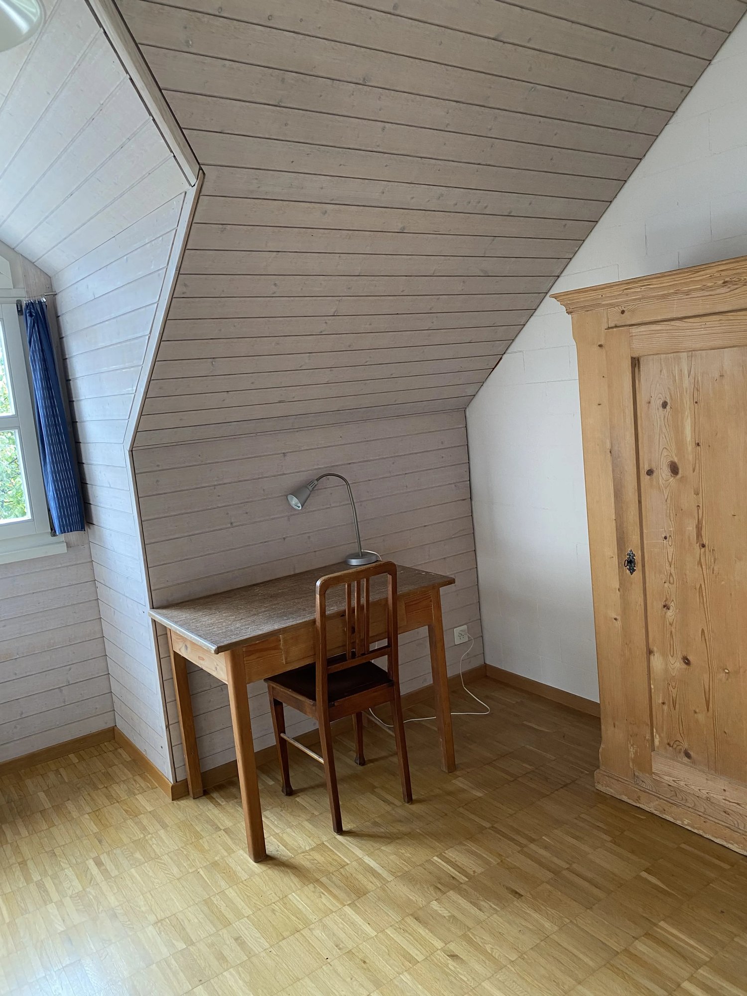 Chambre dans une colocation
Recherche colocataire dans une maison mitoyenne.
Une belle chambre avec une superbe vue est disponible. La cuisine, le salon et la salle de bain doivent être partagés.
De plus, il y a un petit jardin pour se détendre.
Situé en zone rurale, Winterthur est facilement access, photo 2 sur 3