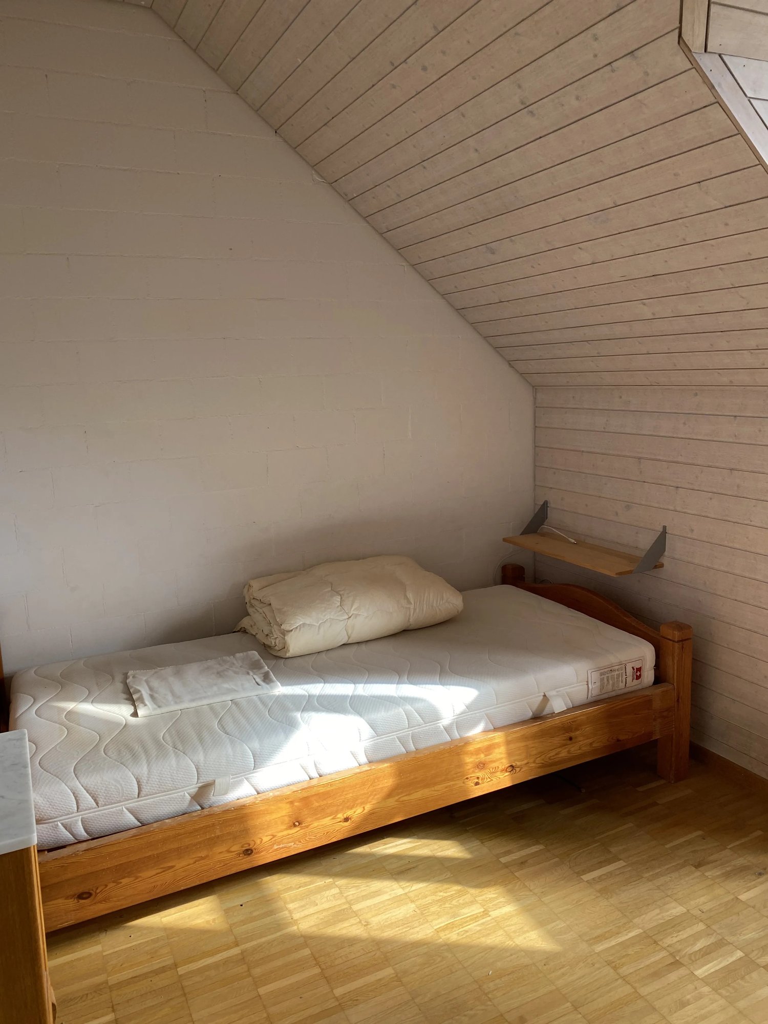 Chambre dans une colocation
Recherche colocataire dans une maison mitoyenne.
Une belle chambre avec une superbe vue est disponible. La cuisine, le salon et la salle de bain doivent être partagés.
De plus, il y a un petit jardin pour se détendre.
Situé en zone rurale, Winterthur est facilement access, photo 3 sur 3