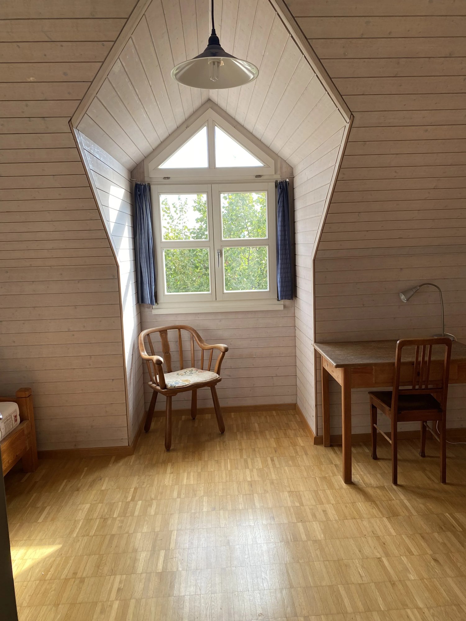 Chambre dans une colocation
Recherche colocataire dans une maison mitoyenne.
Une belle chambre avec une superbe vue est disponible. La cuisine, le salon et la salle de bain doivent être partagés.
De plus, il y a un petit jardin pour se détendre.
Situé en zone rurale, Winterthur est facilement access, photo 1 sur 3