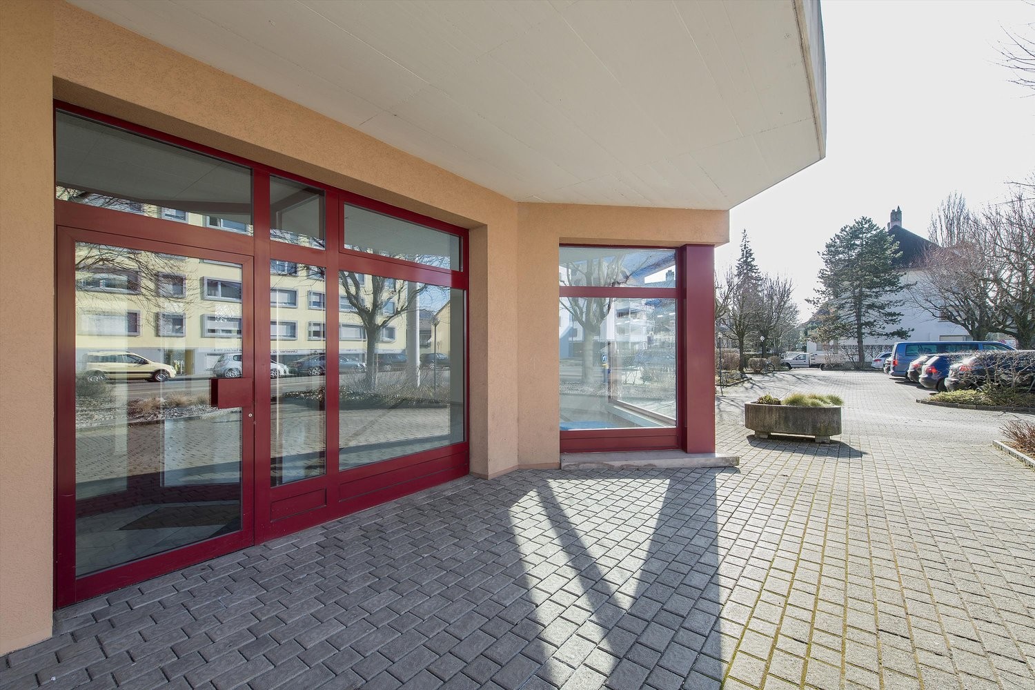 Local commercial de 123m²

Nous proposons une surface de vente polyvalente au rez-de-chaussée, idéale pour un bureau ou un cabinet médical. L'objet lumineux doté d'une grande vitrine dispose d'une surface totale de 120m2. De plus, des places de parking visiteurs suffisantes se trouvent à l'extérieur
