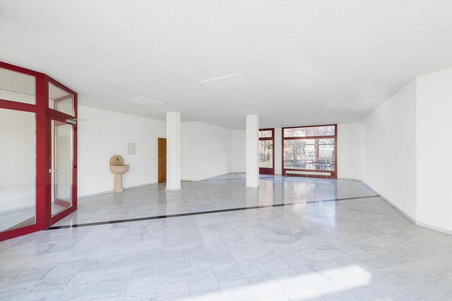Local commercial de 123m²

Nous proposons une surface de vente polyvalente au rez-de-chaussée, idéale pour un bureau ou un cabinet médical. L'objet lumineux doté d'une grande vitrine dispose d'une surface totale de 120m2. De plus, des places de parking visiteurs suffisantes se trouvent à l'extérieur