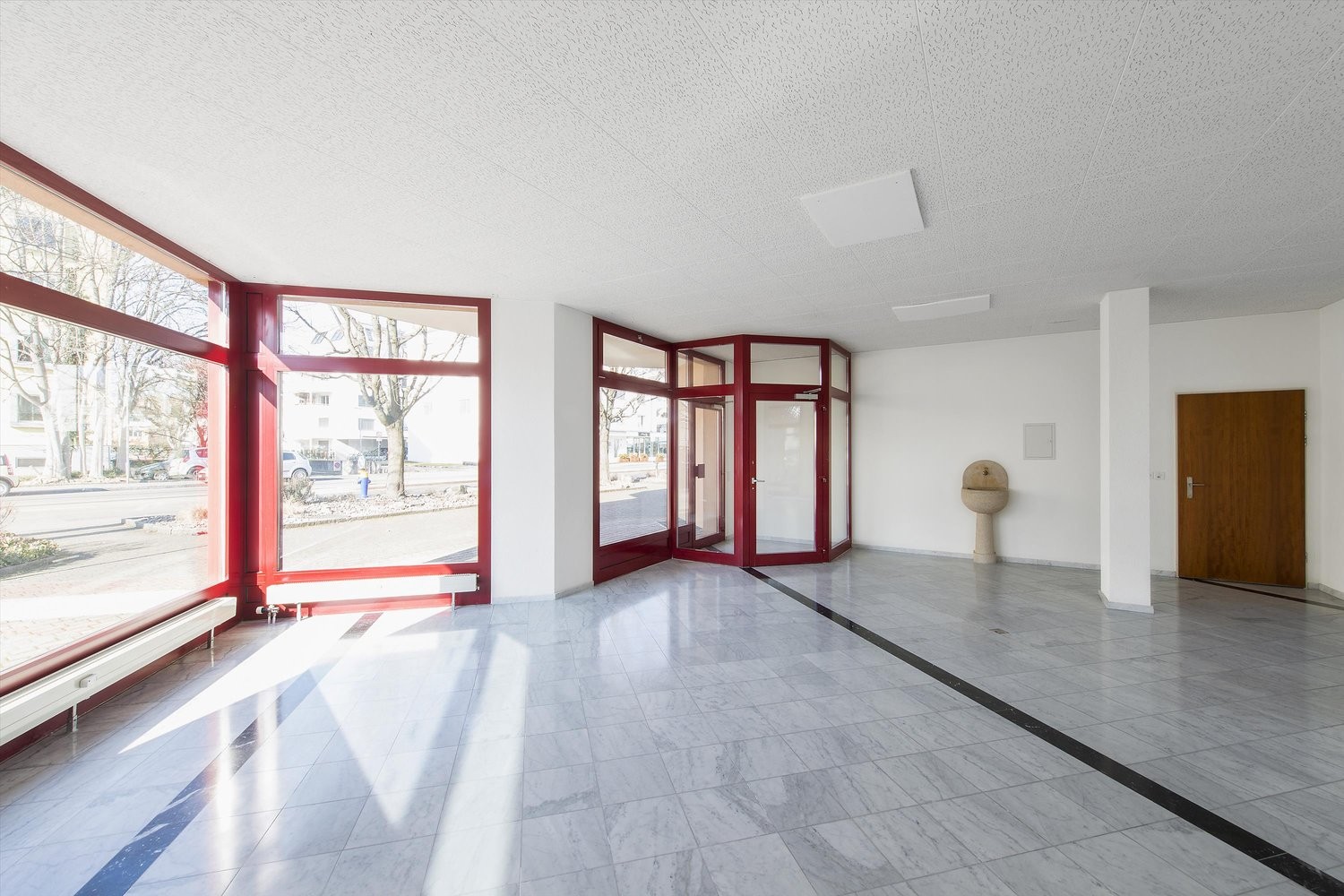 Local commercial de 123m²

Nous proposons une surface de vente polyvalente au rez-de-chaussée, idéale pour un bureau ou un cabinet médical. L'objet lumineux doté d'une grande vitrine dispose d'une surface totale de 120m2. De plus, des places de parking visiteurs suffisantes se trouvent à l'extérieur