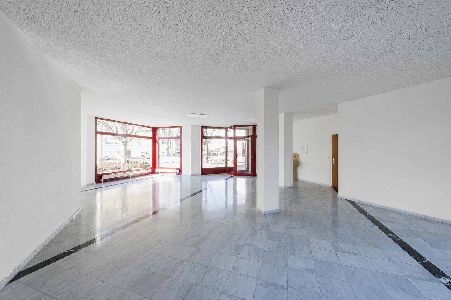 Local commercial de 123m²

Nous proposons une surface de vente polyvalente au rez-de-chaussée, idéale pour un bureau ou un cabinet médical. L'objet lumineux doté d'une grande vitrine dispose d'une surface totale de 120m2. De plus, des places de parking visiteurs suffisantes se trouvent à l'extérieur