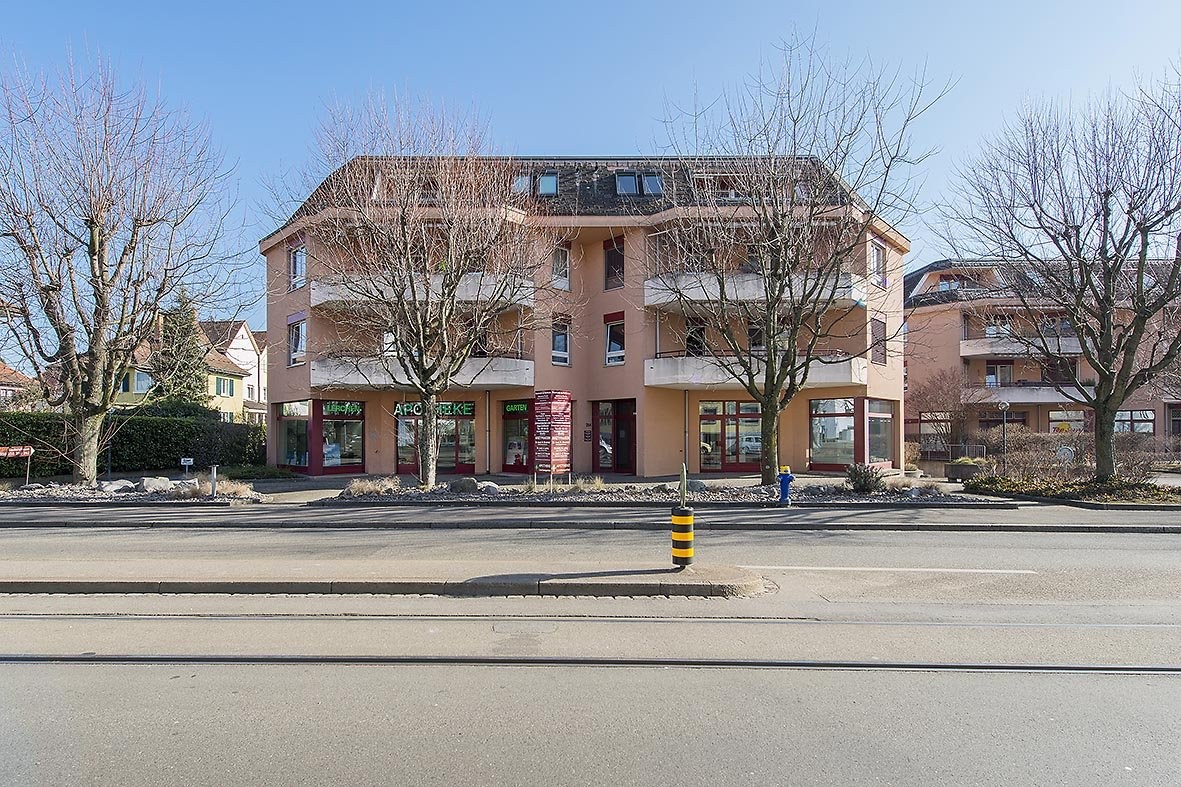 Local commercial de 123m²

Nous proposons une surface de vente polyvalente au rez-de-chaussée, idéale pour un bureau ou un cabinet médical. L'objet lumineux doté d'une grande vitrine dispose d'une surface totale de 120m2. De plus, des places de parking visiteurs suffisantes se trouvent à l'extérieur