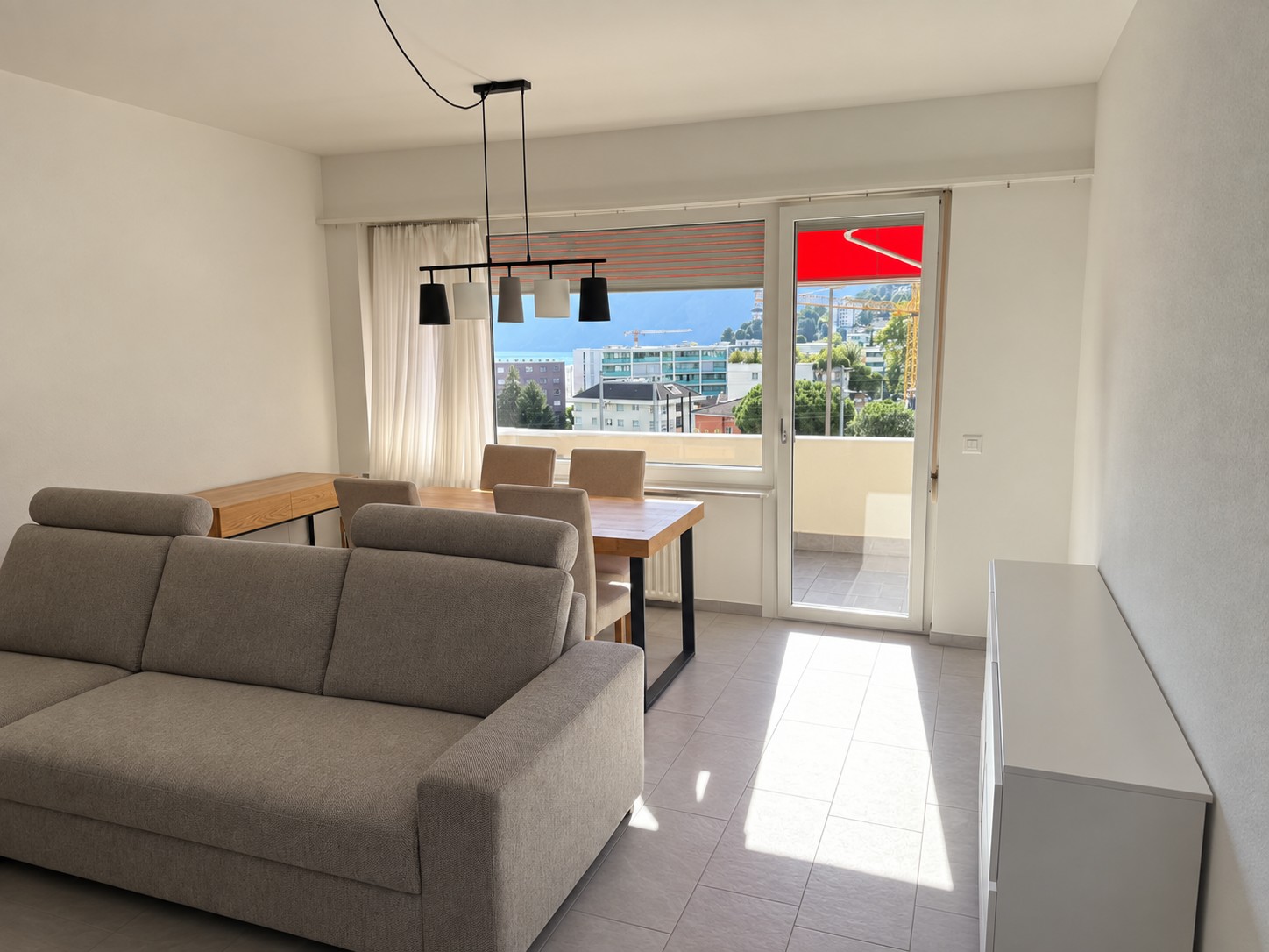 Appartement de 3,5 pièces lumineux et rénové à Lugano
Un magnifique appartement de 3,5 pièces est disponible à la location au **Via al Boschetto 4, 6900 Lugano**. Situé au quatrième étage d'un immeuble bien entretenu avec ascenseur, l'appartement offre **80 m² de surface habitable lumineuse et confo