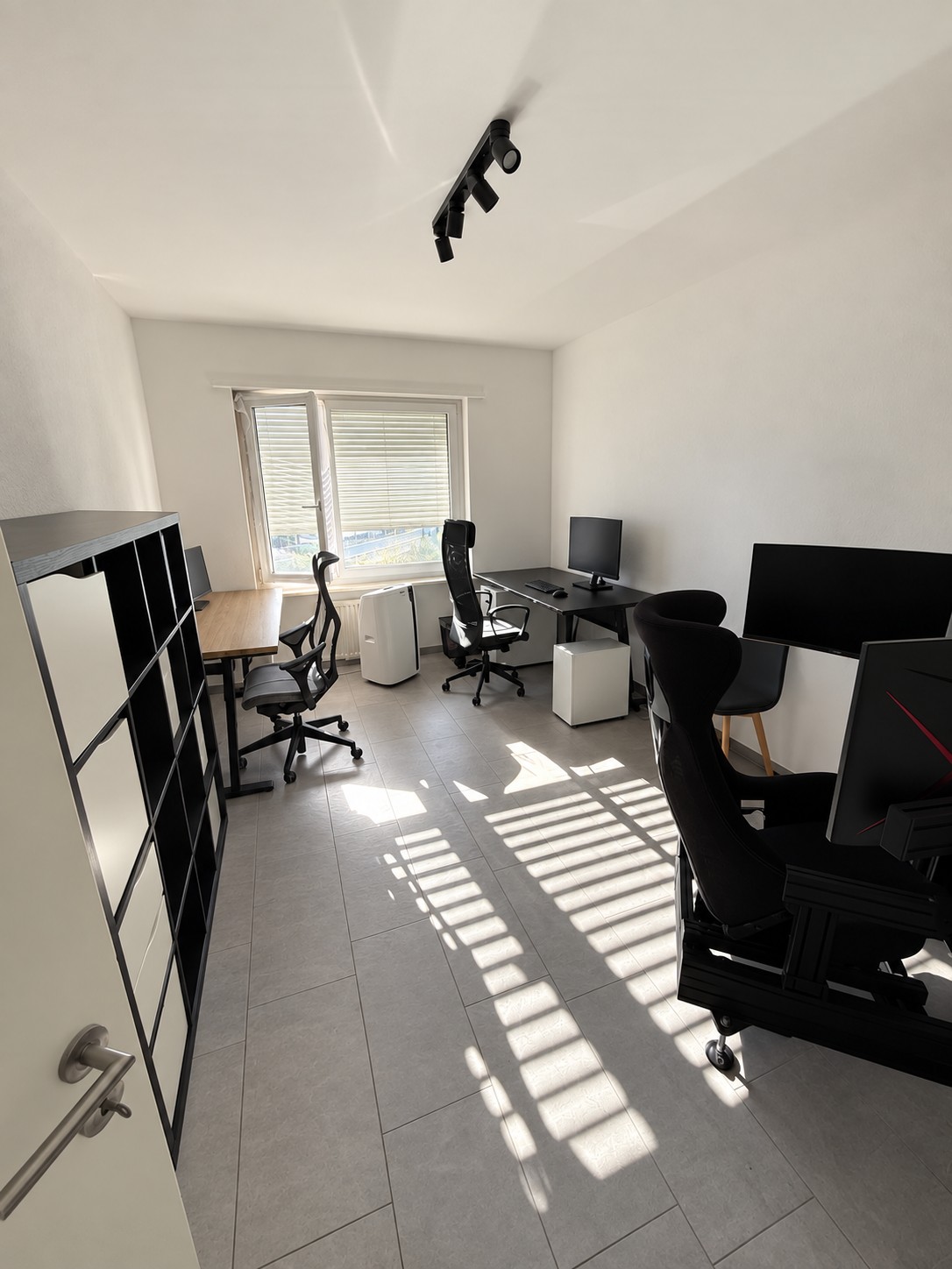 Appartement de 3,5 pièces lumineux et rénové à Lugano
Un magnifique appartement de 3,5 pièces est disponible à la location au **Via al Boschetto 4, 6900 Lugano**. Situé au quatrième étage d'un immeuble bien entretenu avec ascenseur, l'appartement offre **80 m² de surface habitable lumineuse et confo