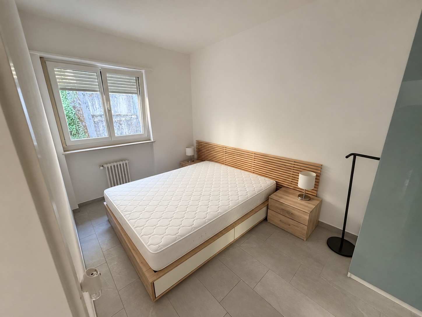 Appartement de 3,5 pièces lumineux et rénové à Lugano
Un magnifique appartement de 3,5 pièces est disponible à la location au **Via al Boschetto 4, 6900 Lugano**. Situé au quatrième étage d'un immeuble bien entretenu avec ascenseur, l'appartement offre **80 m² de surface habitable lumineuse et confo