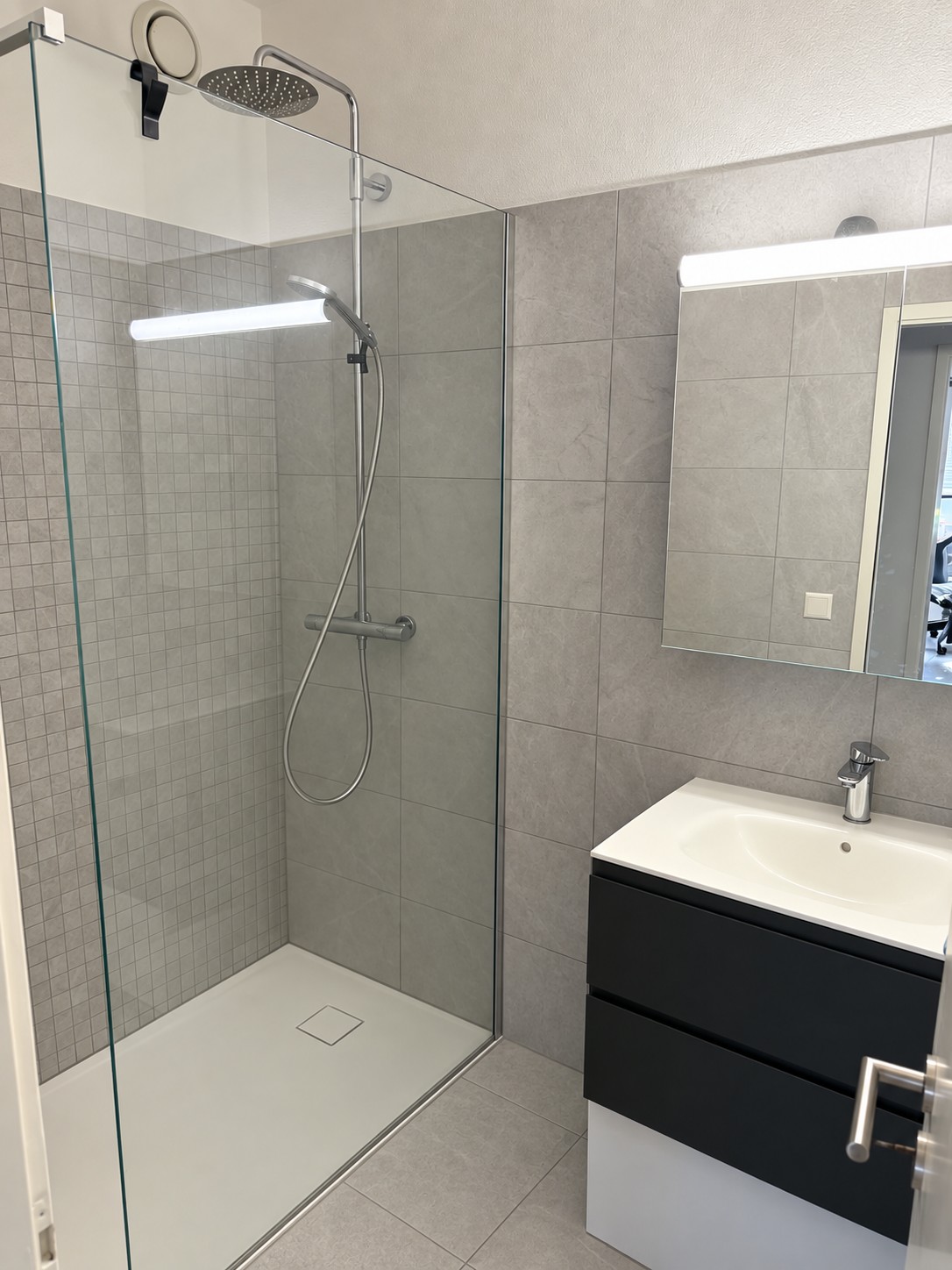 Appartement de 3,5 pièces lumineux et rénové à Lugano
Un magnifique appartement de 3,5 pièces est disponible à la location au **Via al Boschetto 4, 6900 Lugano**. Situé au quatrième étage d'un immeuble bien entretenu avec ascenseur, l'appartement offre **80 m² de surface habitable lumineuse et confo