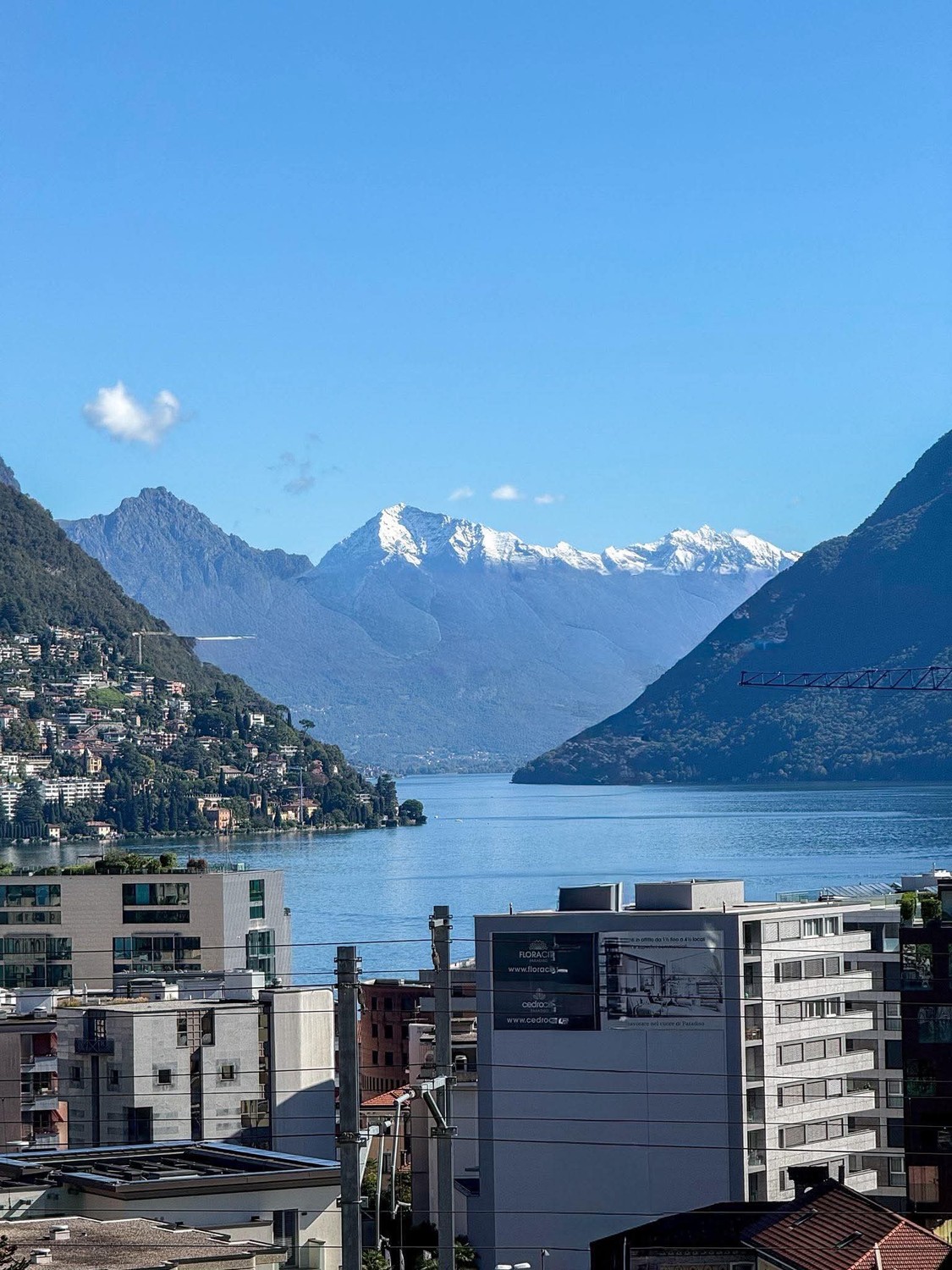 Appartement de 3,5 pièces lumineux et rénové à Lugano
Un magnifique appartement de 3,5 pièces est disponible à la location au **Via al Boschetto 4, 6900 Lugano**. Situé au quatrième étage d'un immeuble bien entretenu avec ascenseur, l'appartement offre **80 m² de surface habitable lumineuse et confo
