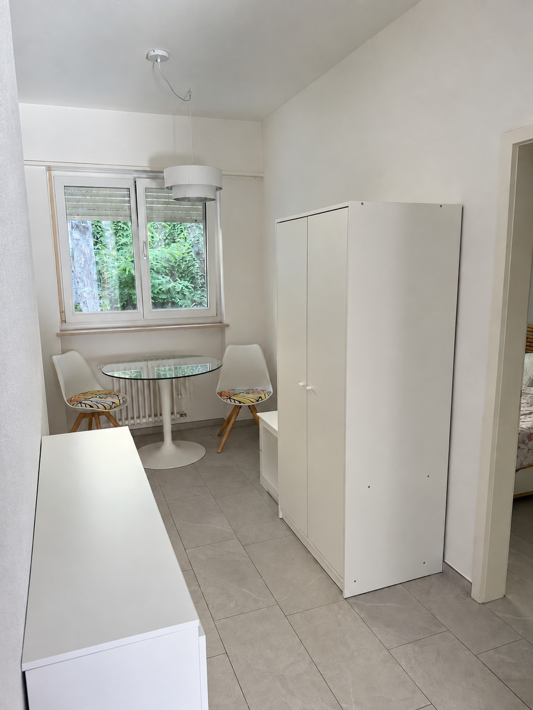 Appartement de 3,5 pièces lumineux et rénové à Lugano
Un magnifique appartement de 3,5 pièces est disponible à la location au **Via al Boschetto 4, 6900 Lugano**. Situé au quatrième étage d'un immeuble bien entretenu avec ascenseur, l'appartement offre **80 m² de surface habitable lumineuse et confo