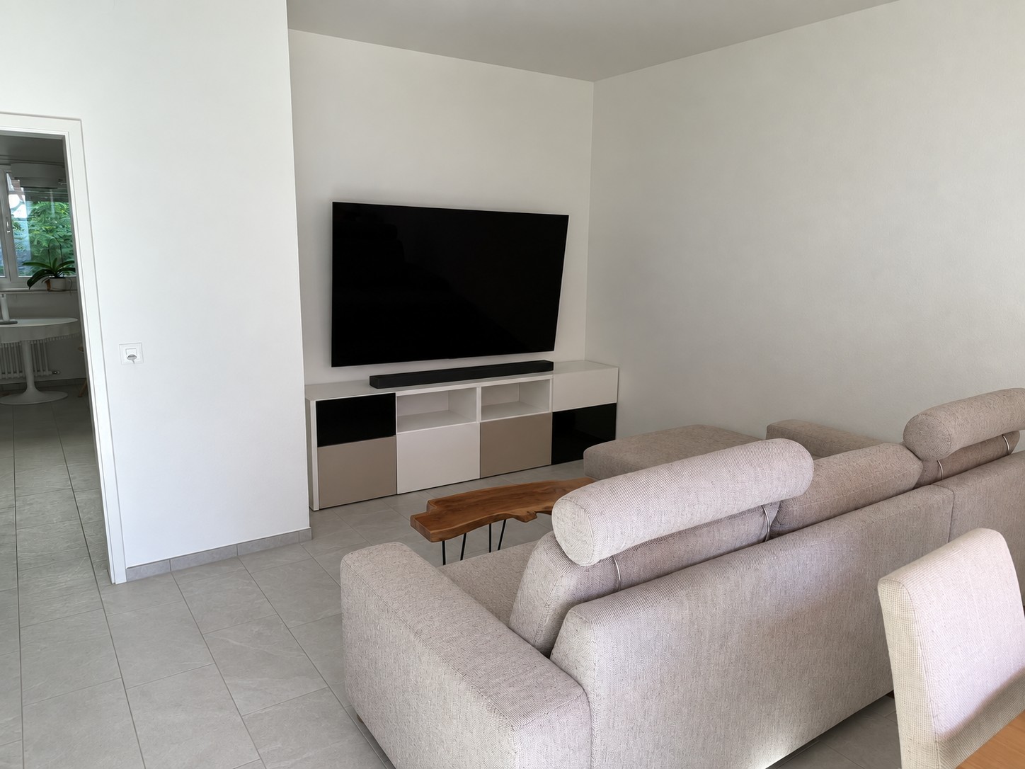 Appartement de 3,5 pièces lumineux et rénové à Lugano
Un magnifique appartement de 3,5 pièces est disponible à la location au **Via al Boschetto 4, 6900 Lugano**. Situé au quatrième étage d'un immeuble bien entretenu avec ascenseur, l'appartement offre **80 m² de surface habitable lumineuse et confo