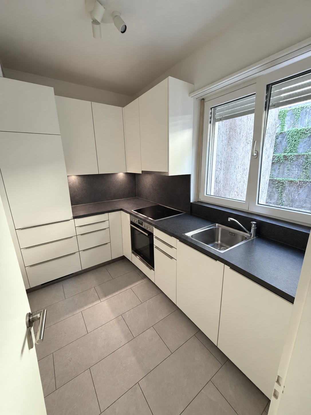 Appartement de 3,5 pièces lumineux et rénové à Lugano
Un magnifique appartement de 3,5 pièces est disponible à la location au **Via al Boschetto 4, 6900 Lugano**. Situé au quatrième étage d'un immeuble bien entretenu avec ascenseur, l'appartement offre **80 m² de surface habitable lumineuse et confo