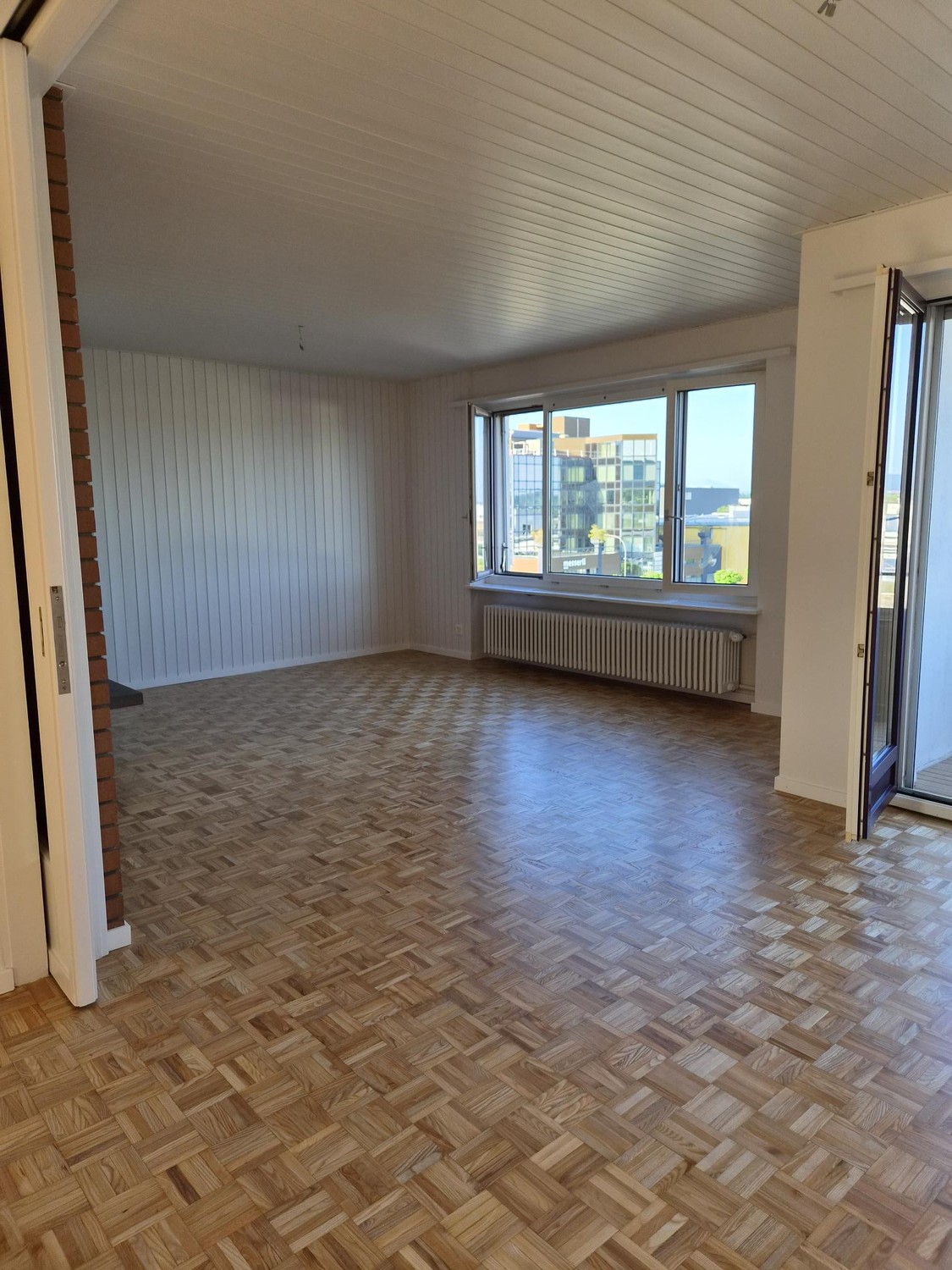 appartement de 4 pièces
description":"rénové et très bien entretenu, convient à un jeune couple, un ascenseur pour fauteuil roulant sera installé, un compartiment de cave, station de bus directement devant l'immeuble.", photo 4 sur 10