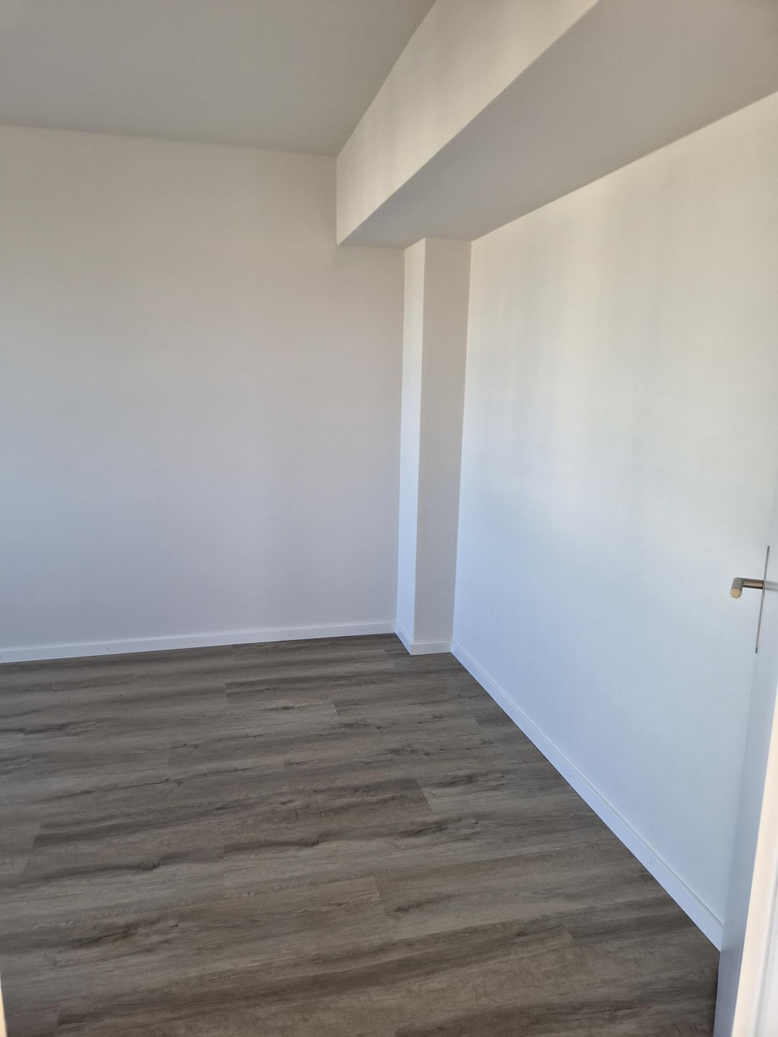 appartement de 4 pièces
description":"rénové et très bien entretenu, convient à un jeune couple, un ascenseur pour fauteuil roulant sera installé, un compartiment de cave, station de bus directement devant l'immeuble.", photo 1 sur 10