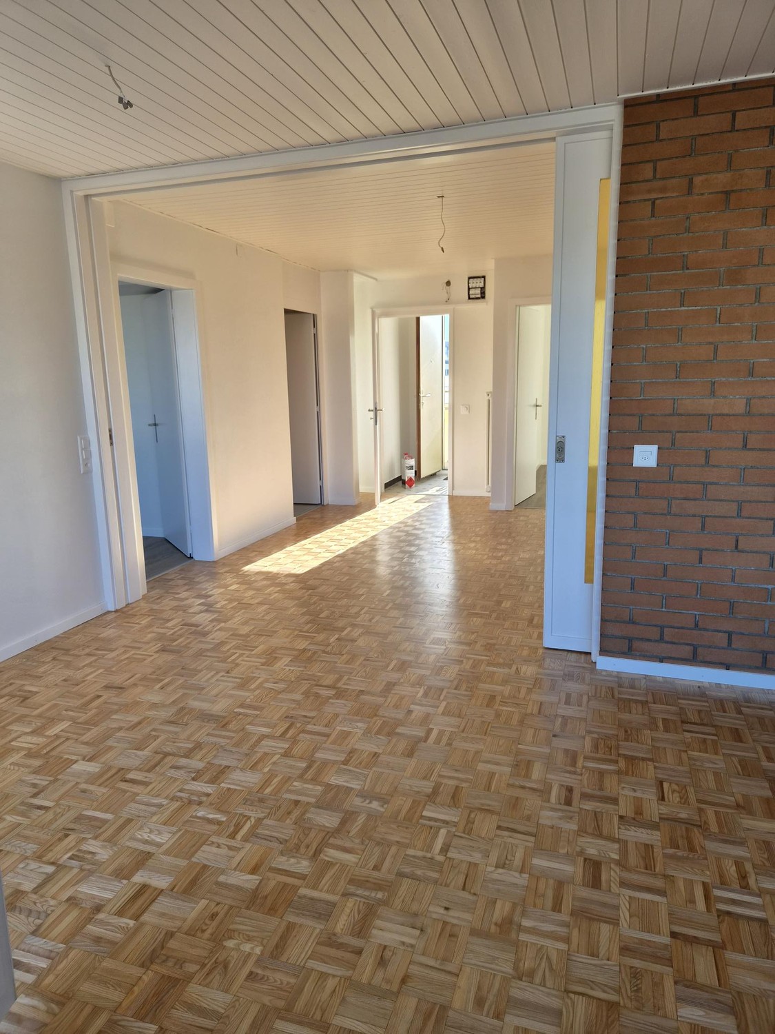 appartement de 4 pièces
description":"rénové et très bien entretenu, convient à un jeune couple, un ascenseur pour fauteuil roulant sera installé, un compartiment de cave, station de bus directement devant l'immeuble.", photo 8 sur 10